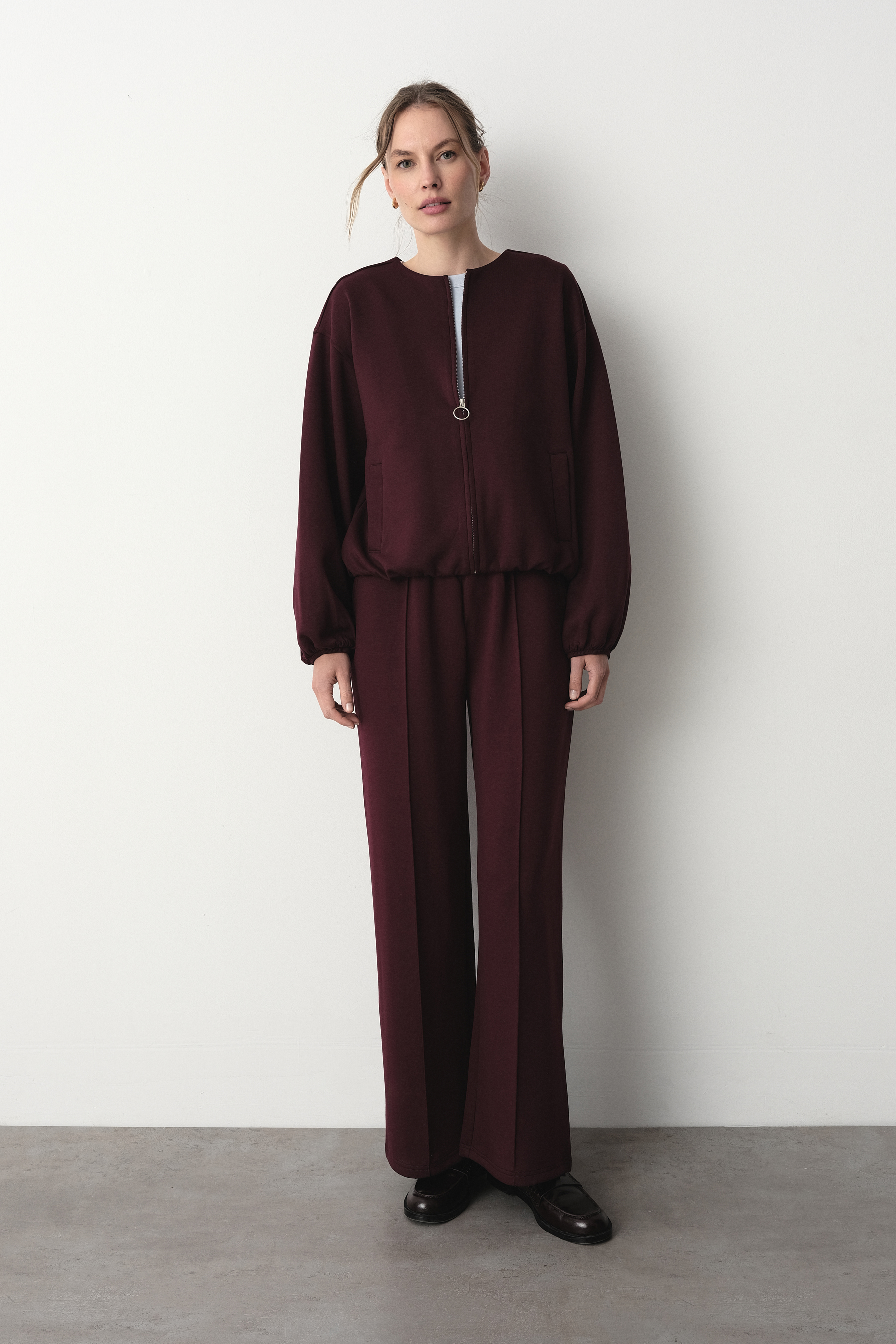 Bordowa bluza typu bomber