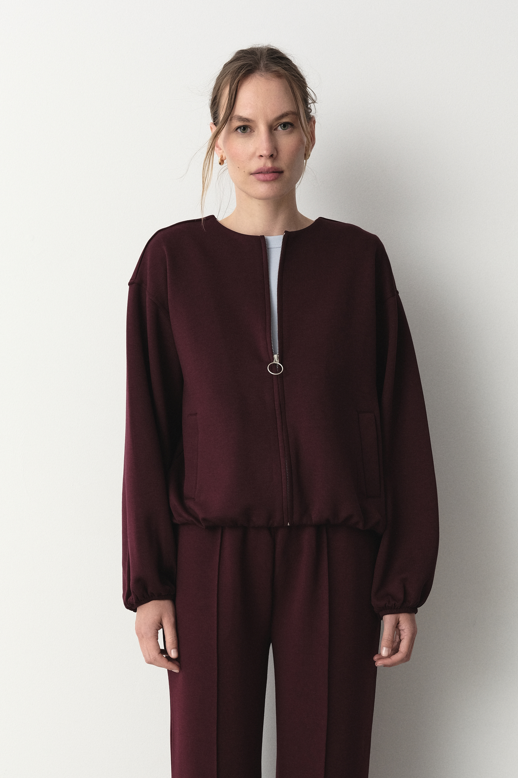 Bordowa bluza typu bomber