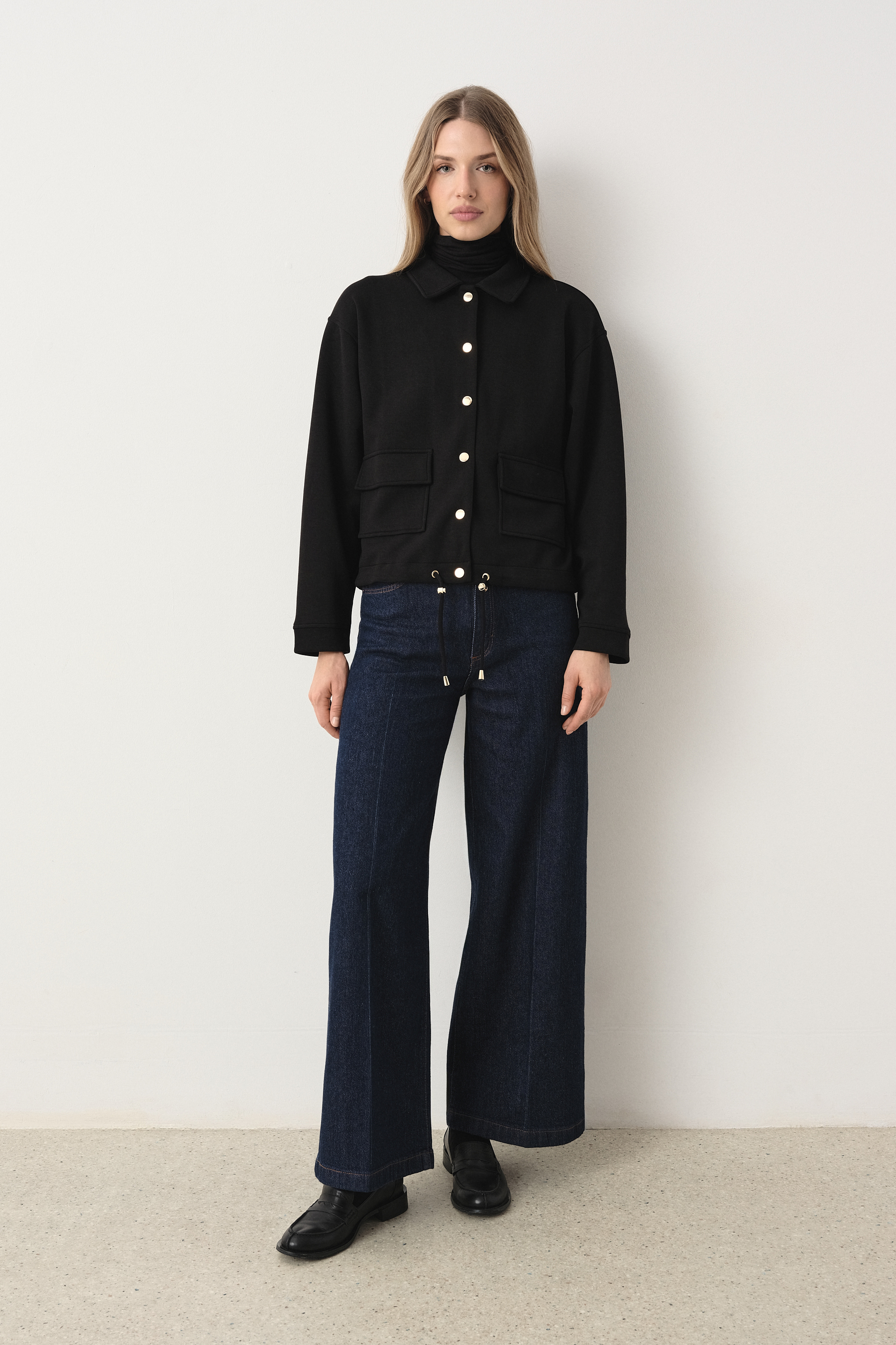 Rozpinana czarna bluza