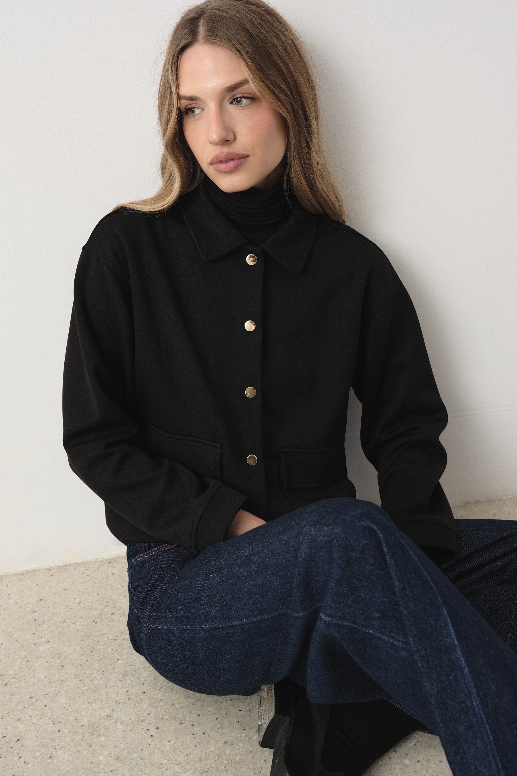 Rozpinana czarna bluza