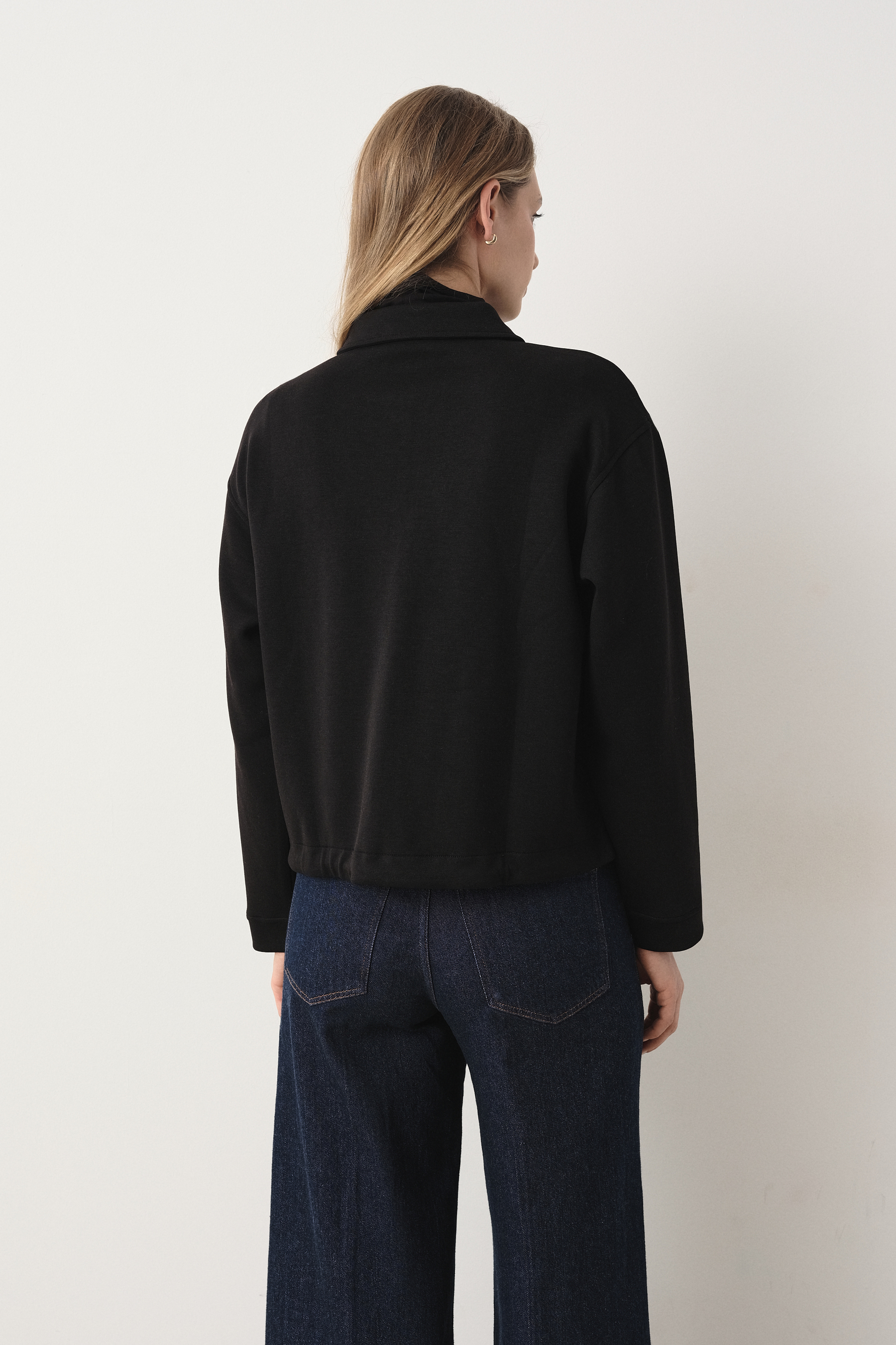 Rozpinana czarna bluza