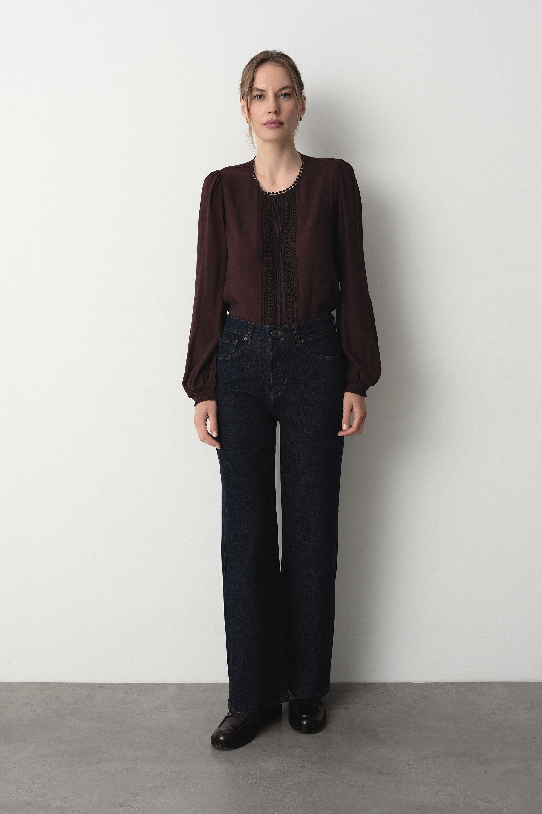 Ciemnogranatowe jeansy wide leg