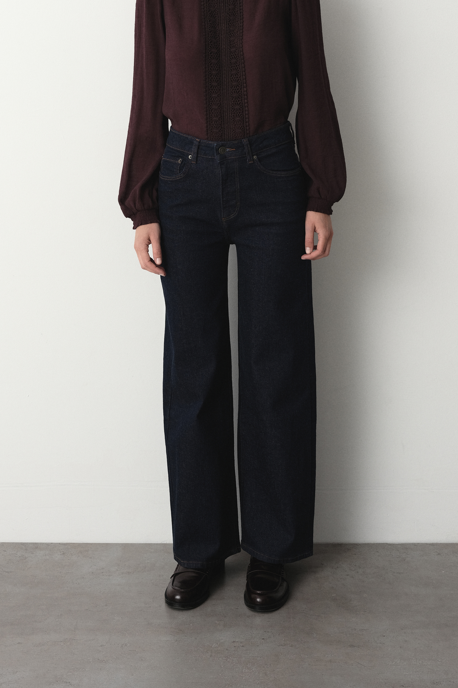 Ciemnogranatowe jeansy wide leg