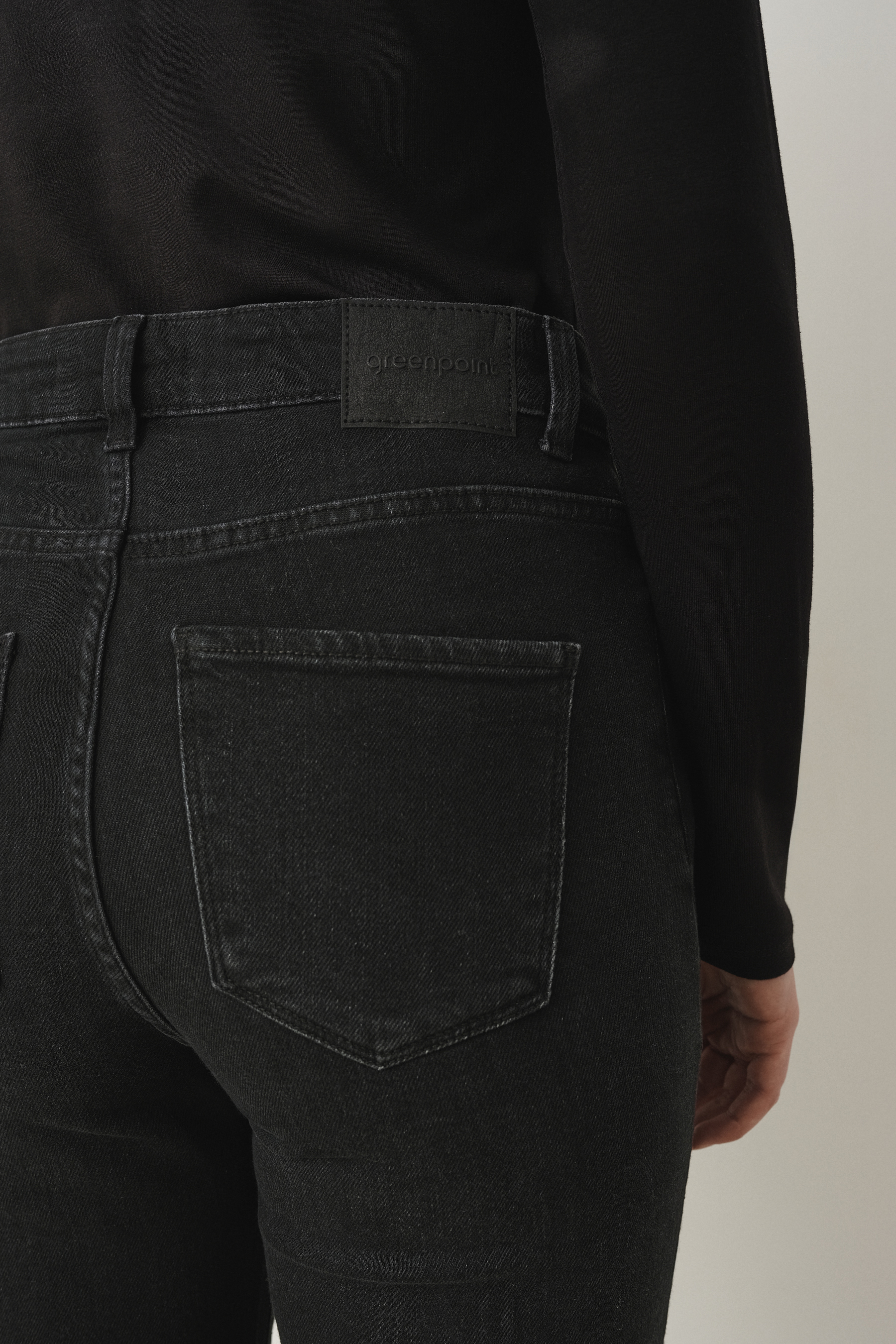 Uniwersalne czarne jeansy
