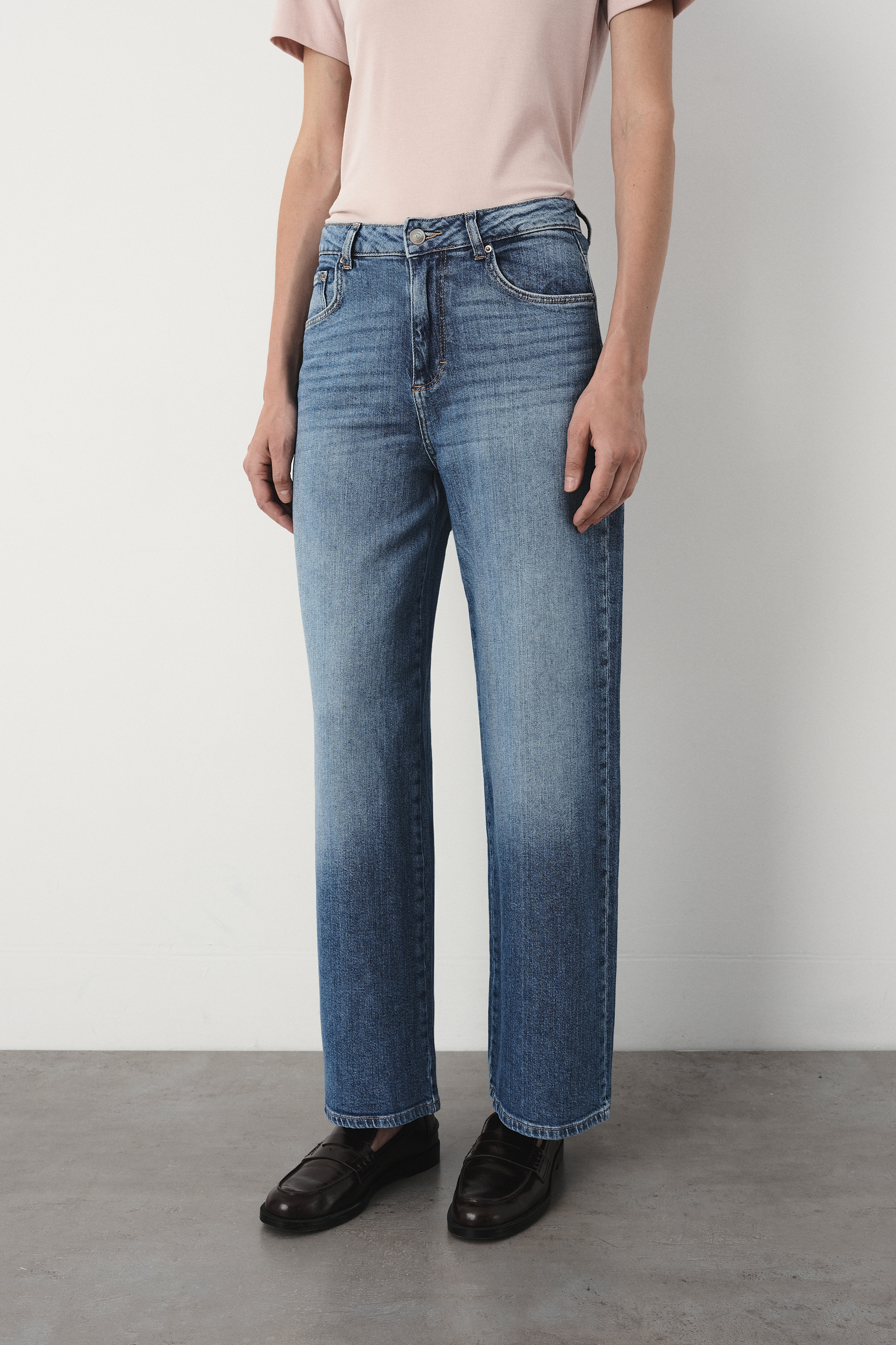 Niebieskie jeansy wide leg 