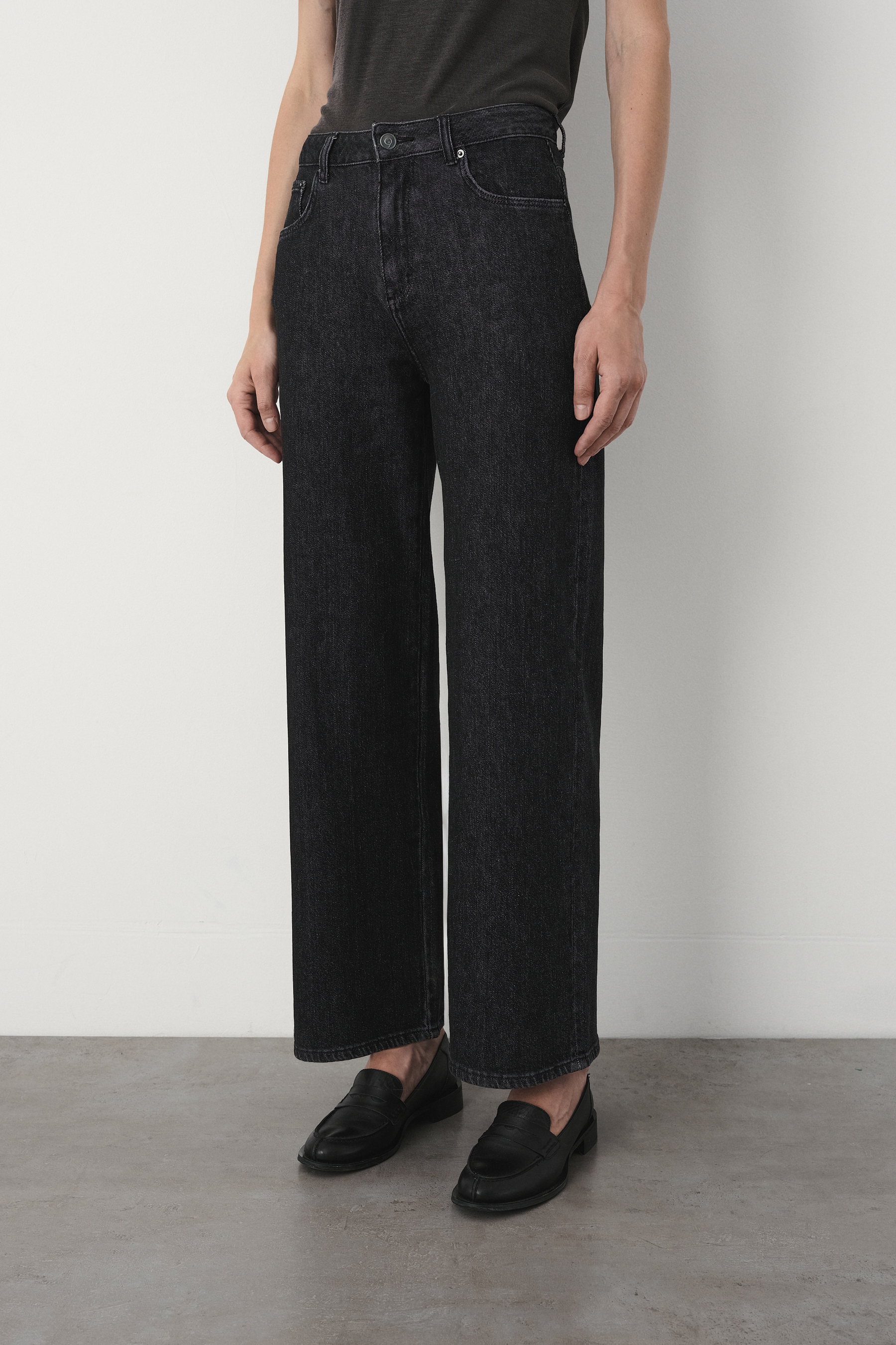 Grafitowe jeansy wide leg 