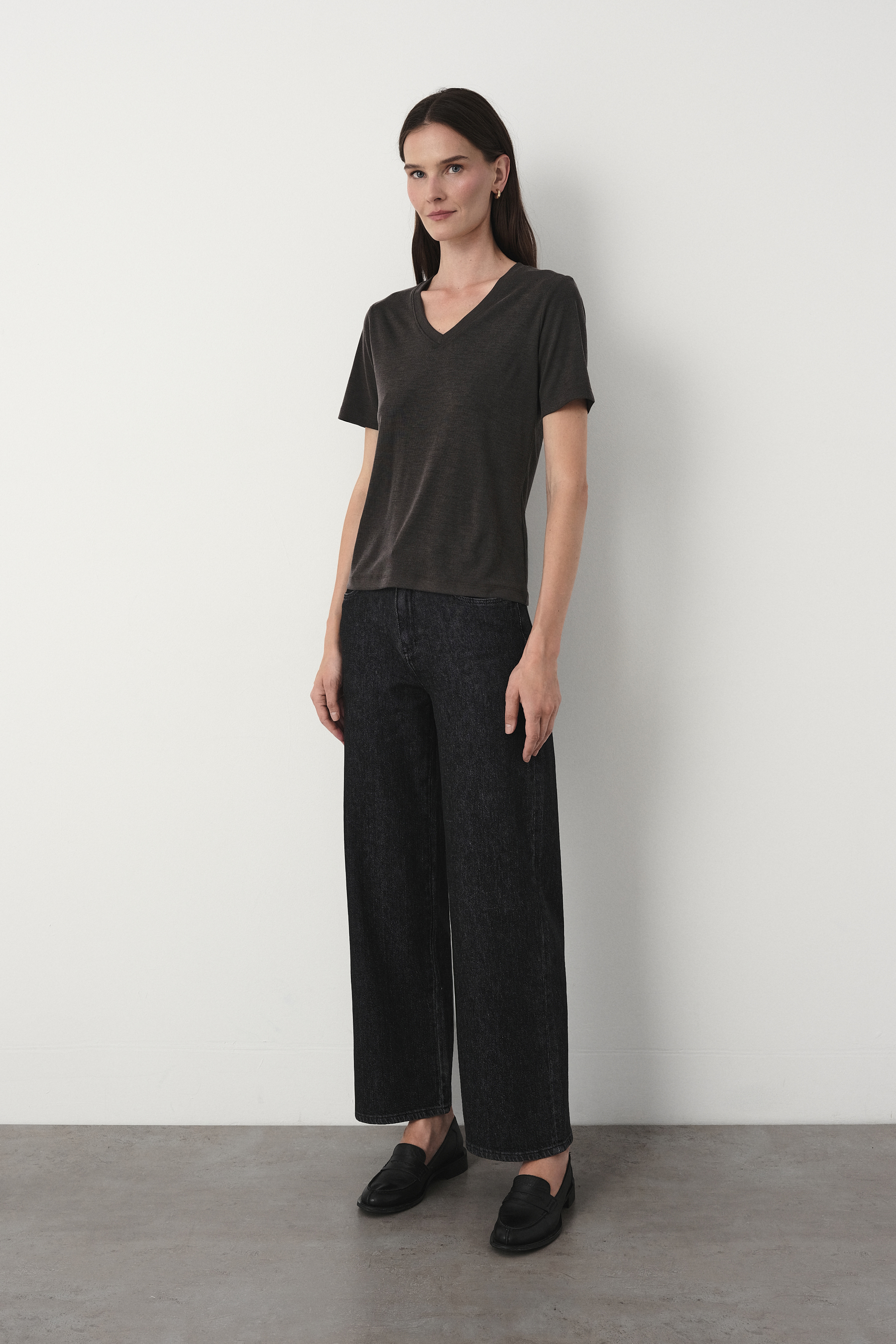 Grafitowe jeansy wide leg 
