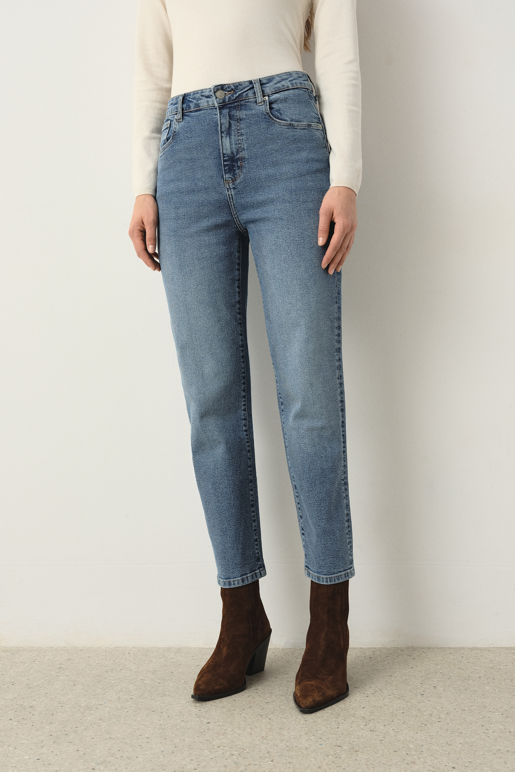 Błękitne jeansy mom fit