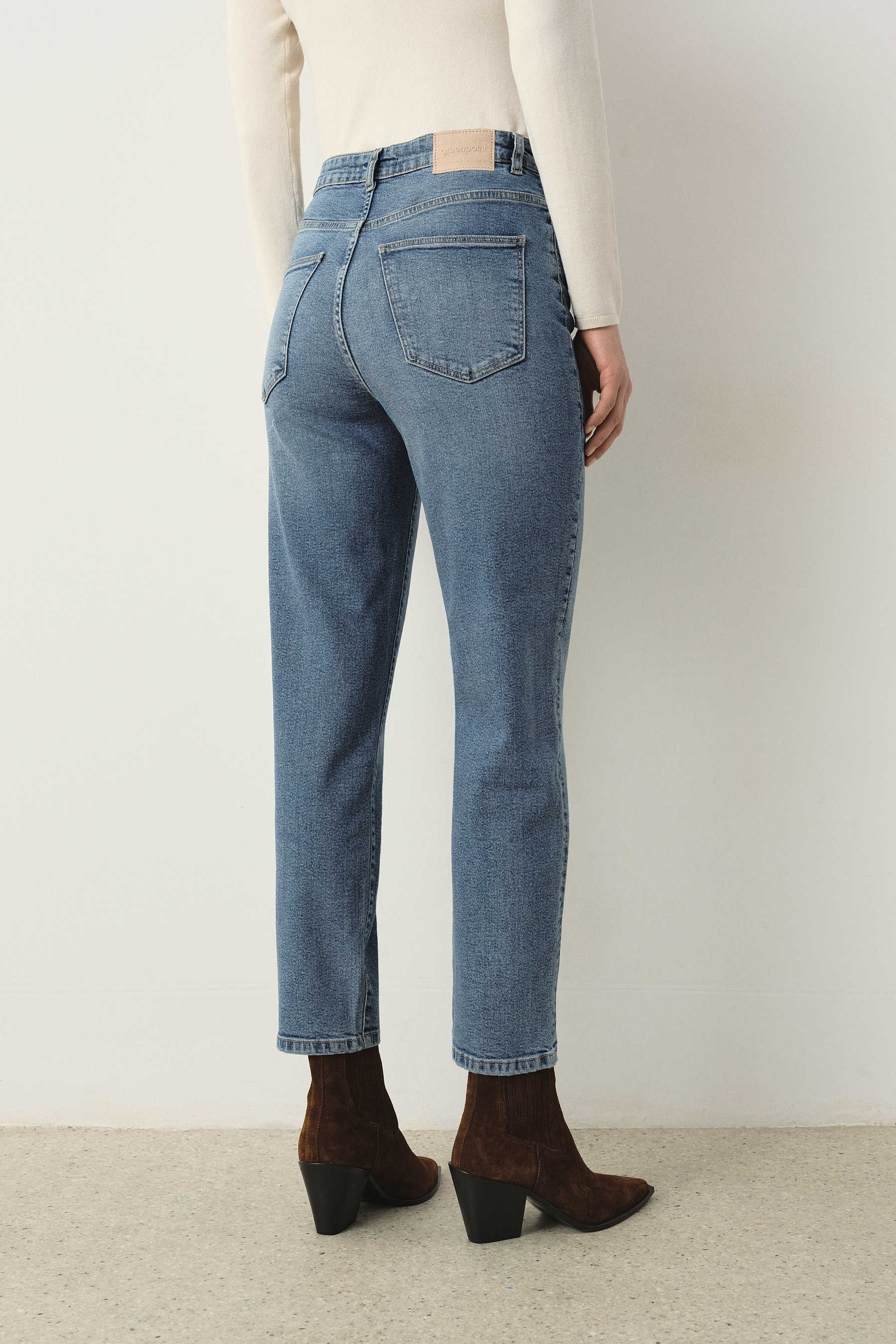 Błękitne jeansy mom fit