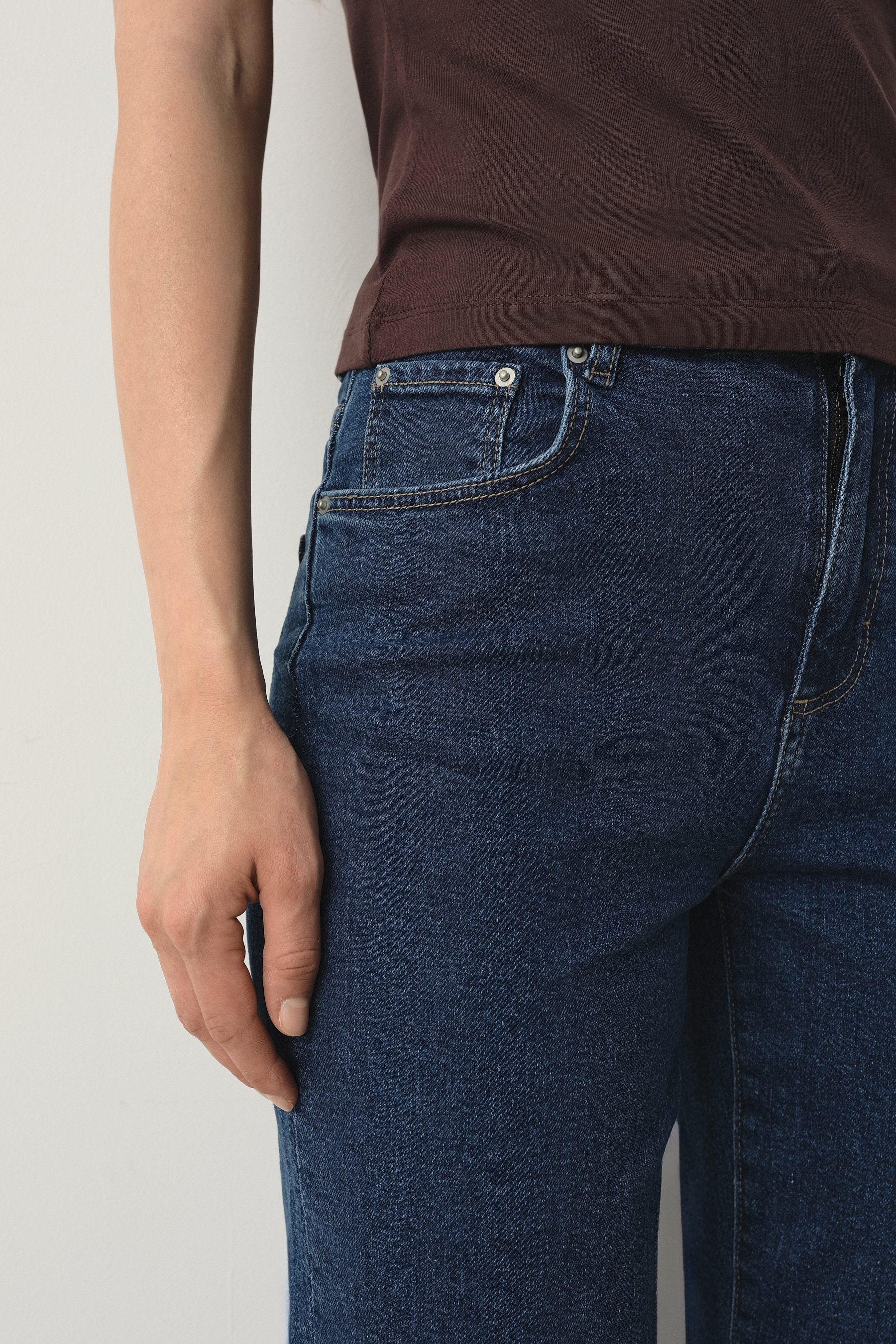 Granatowe jeansy mom fit