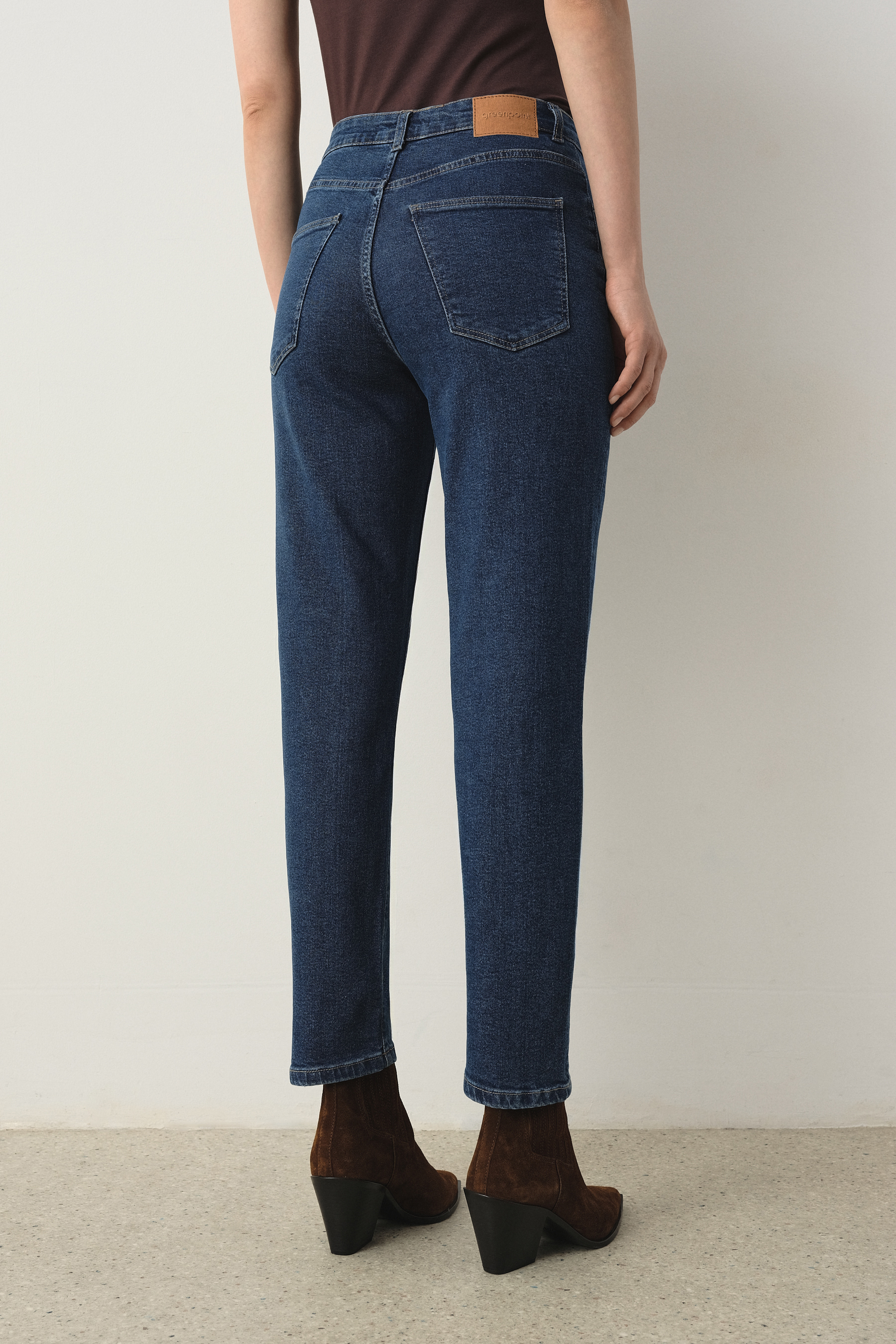 Granatowe jeansy mom fit