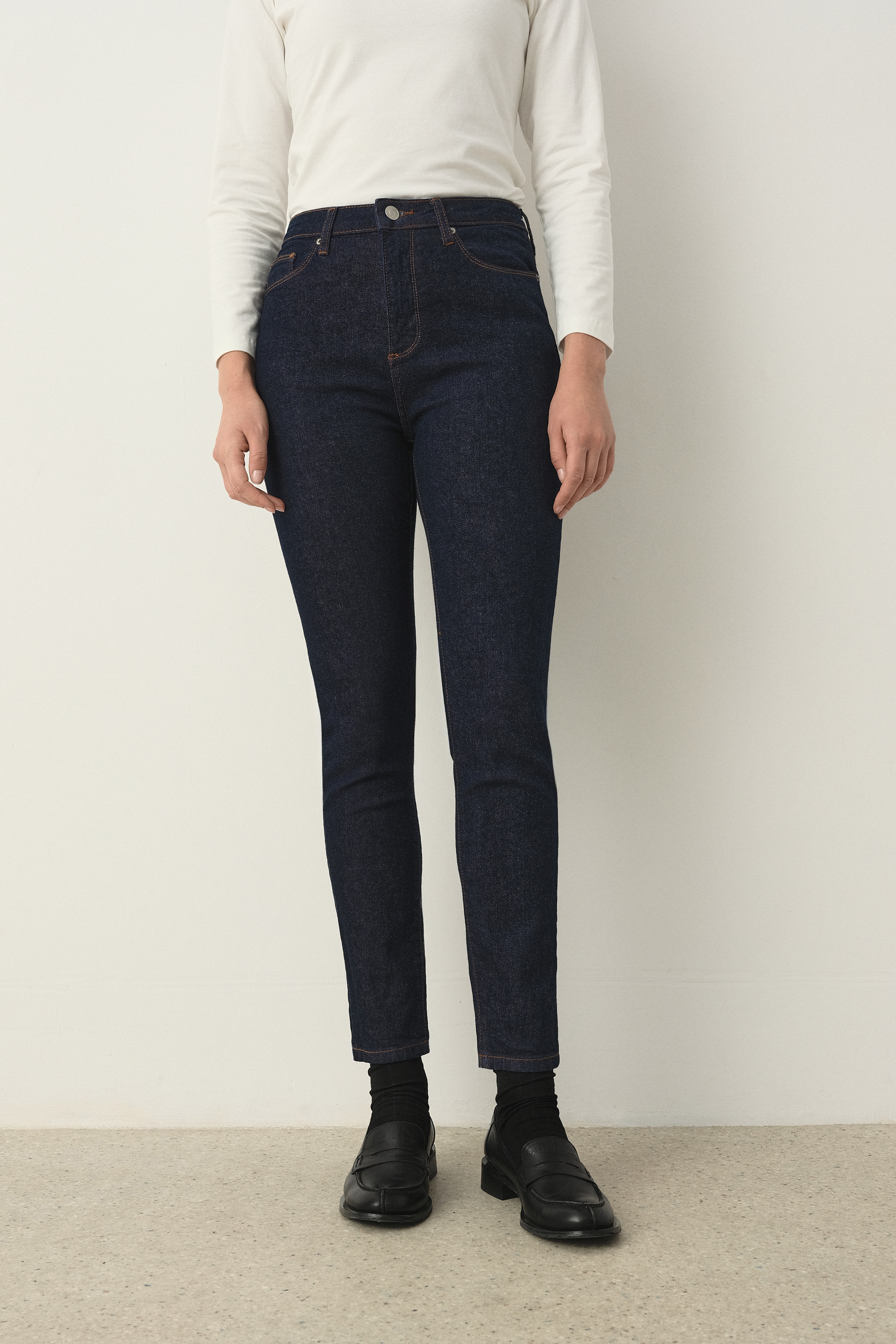 Granatowe jeansy typu skinny