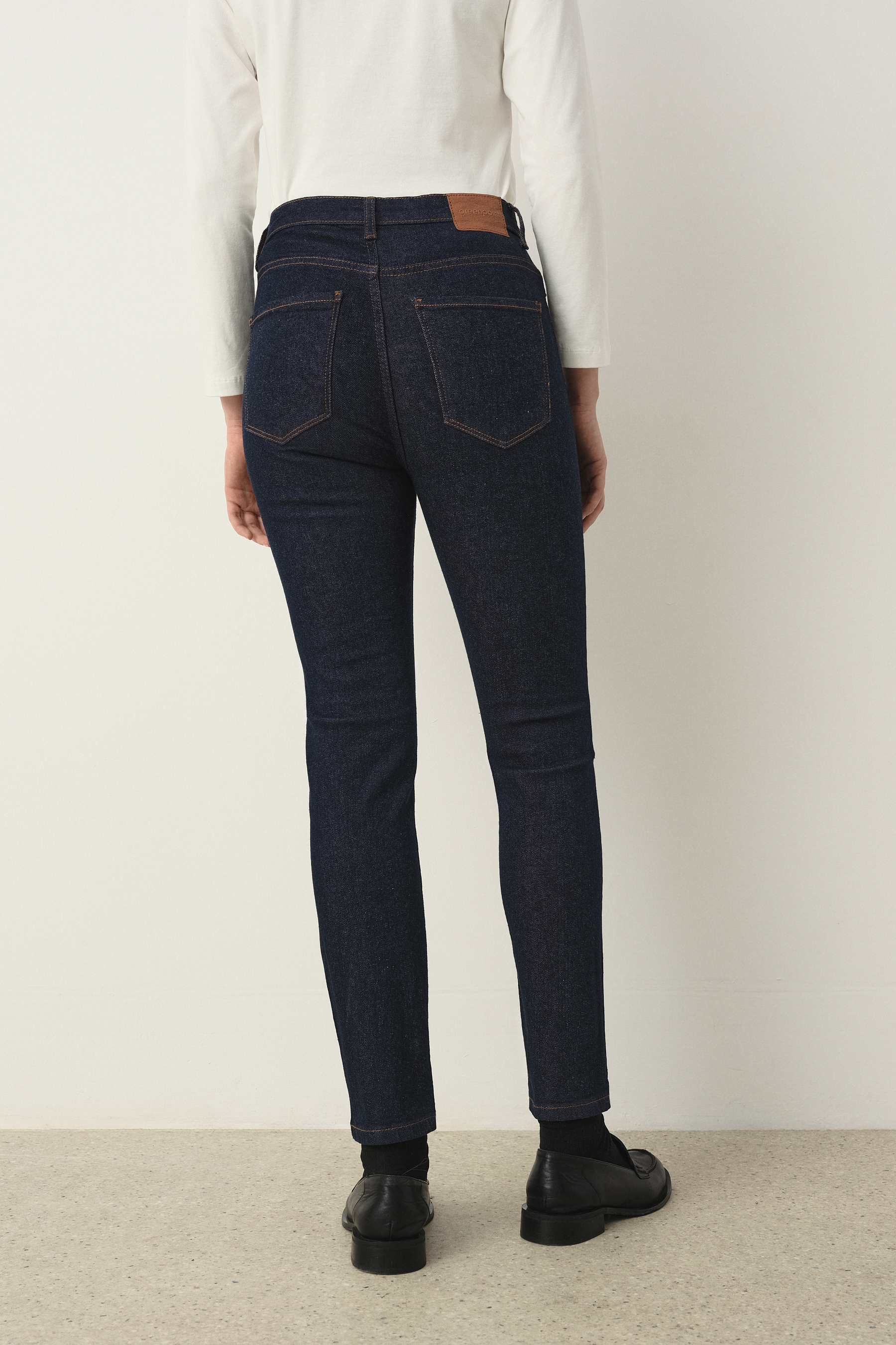 Granatowe jeansy typu skinny