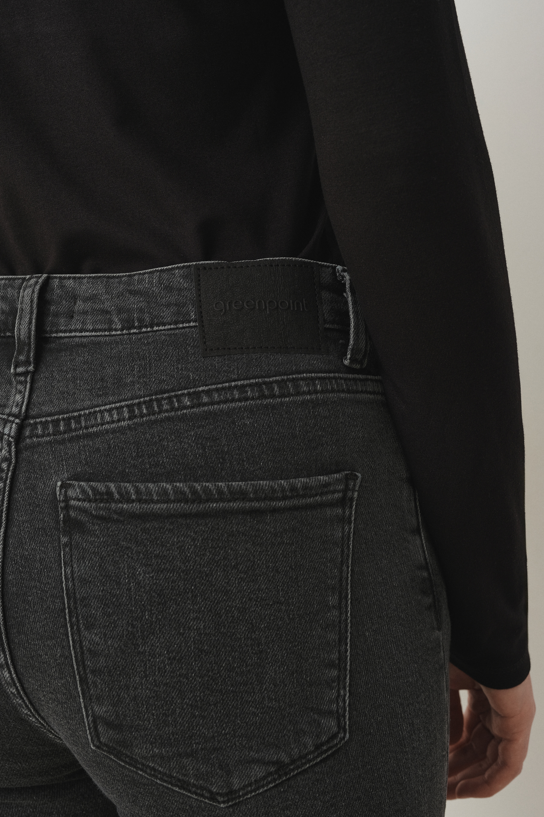 Ciemnoszare jeansy typu skinny