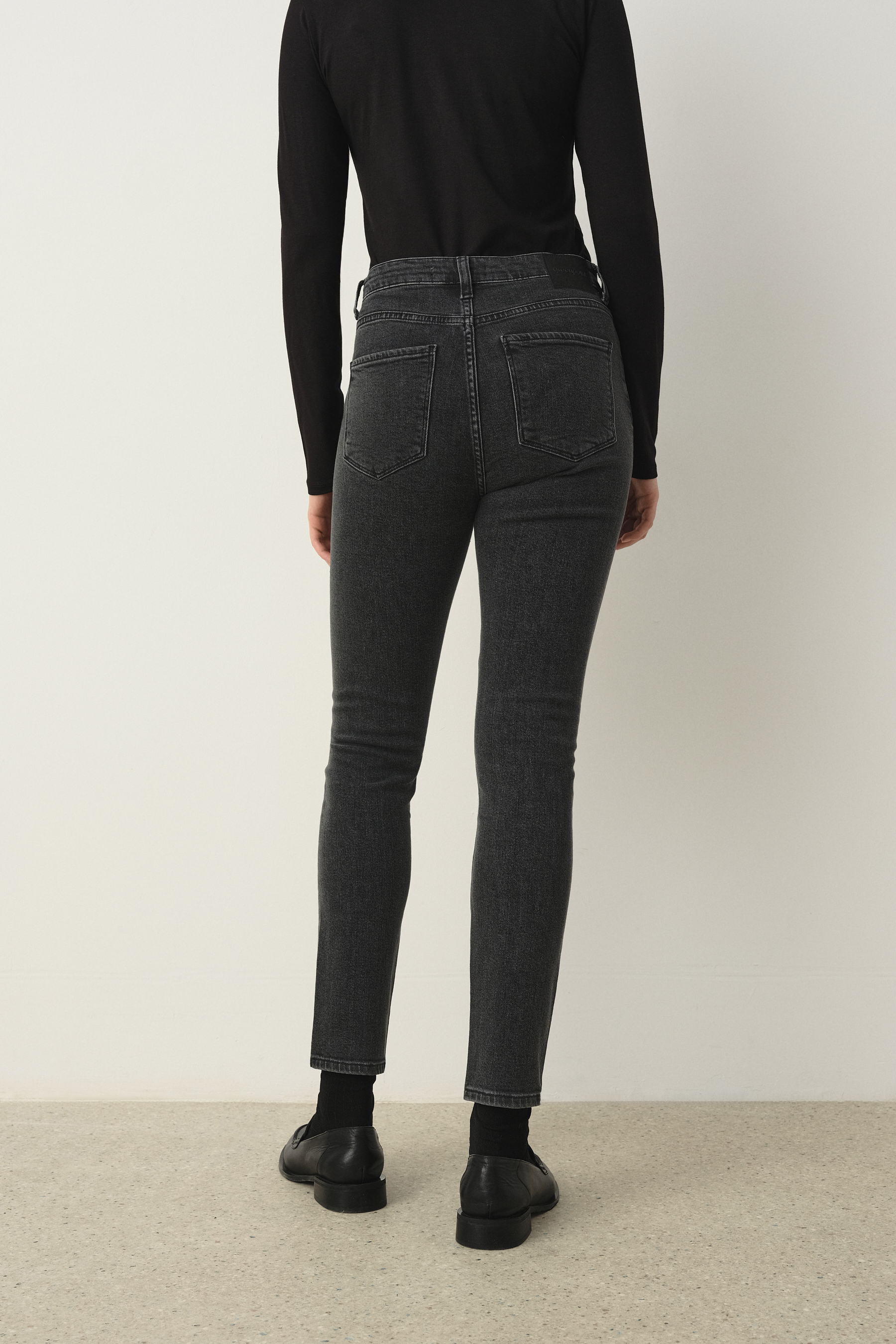 Ciemnoszare jeansy typu skinny