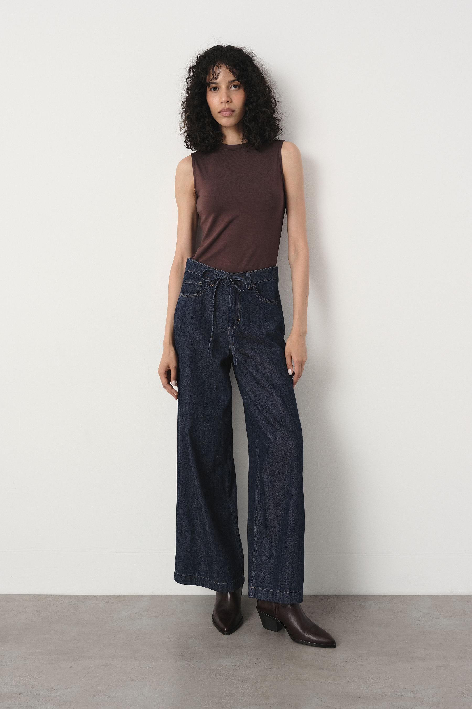Ciemnogranatowe jeansy wide leg