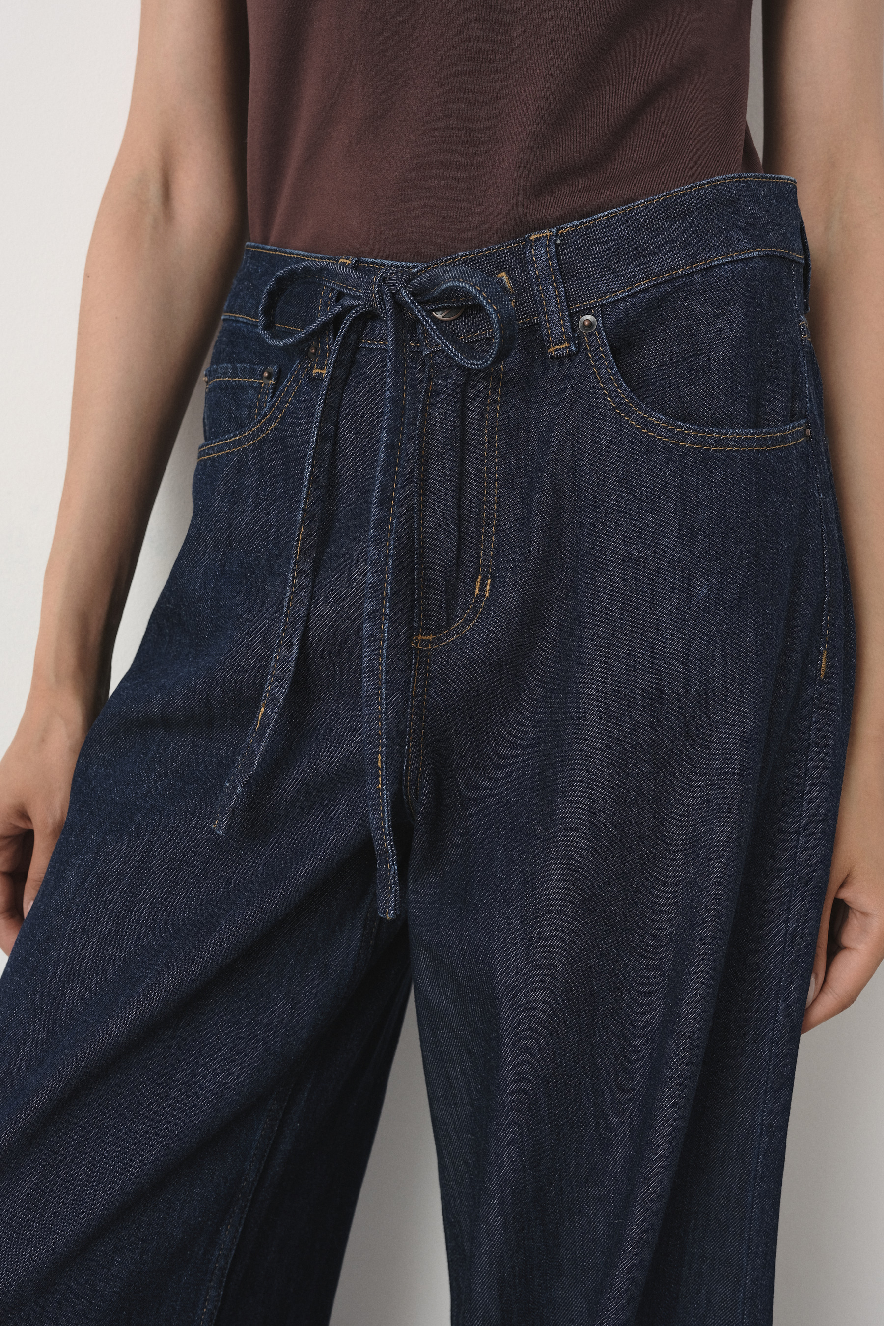 Ciemnogranatowe jeansy wide leg