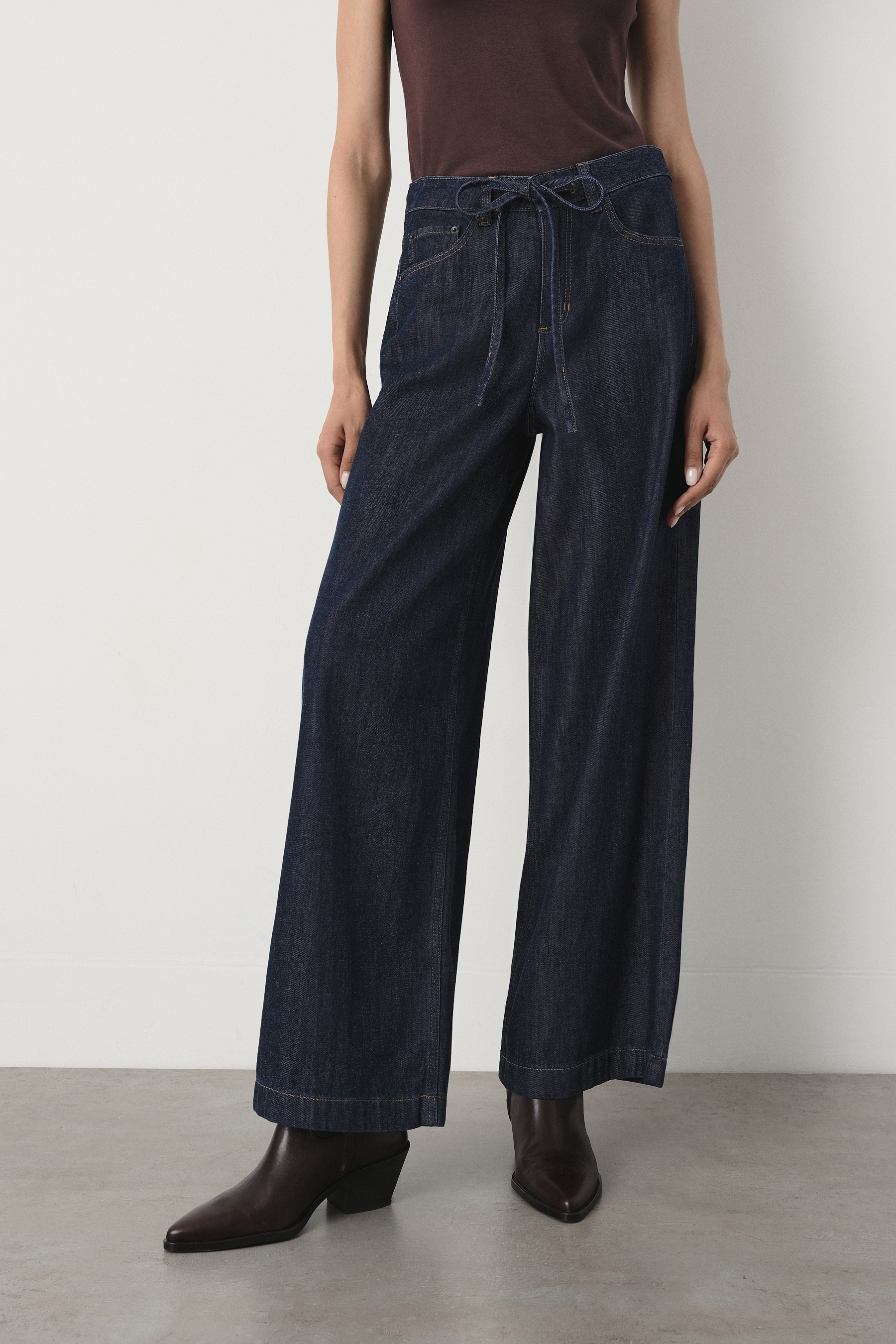 Ciemnogranatowe jeansy wide leg