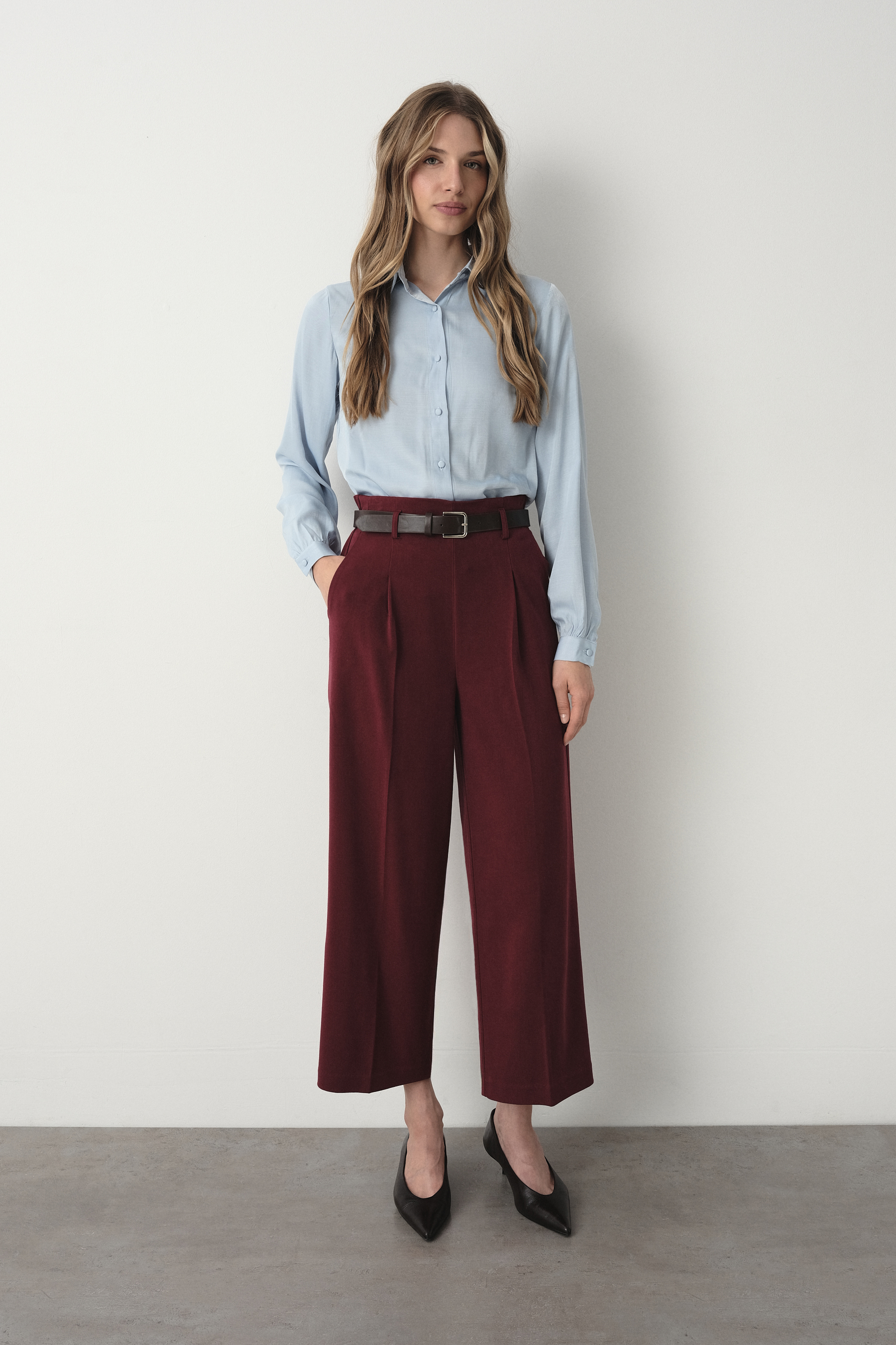 Bordowe spodnie typu wide leg