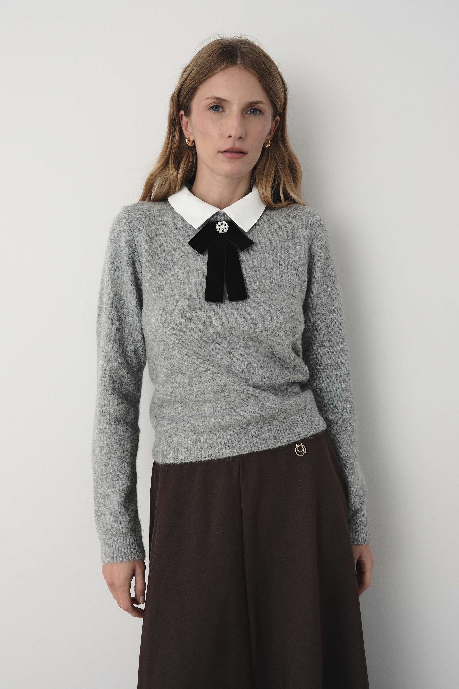 Szary sweter z białym kołnierzykiem