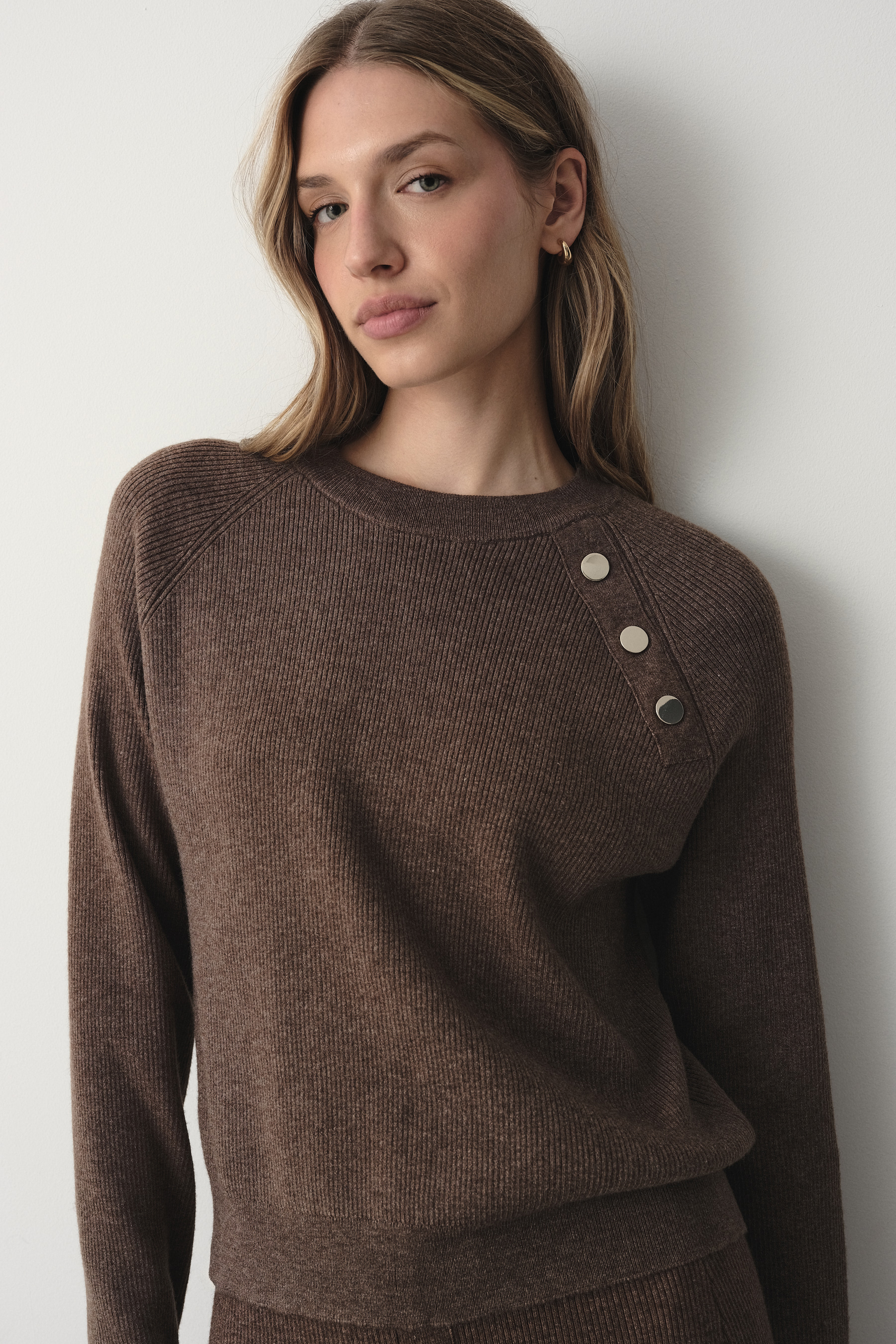 Dzianinowy sweter w kawowym odcieniu brązu
