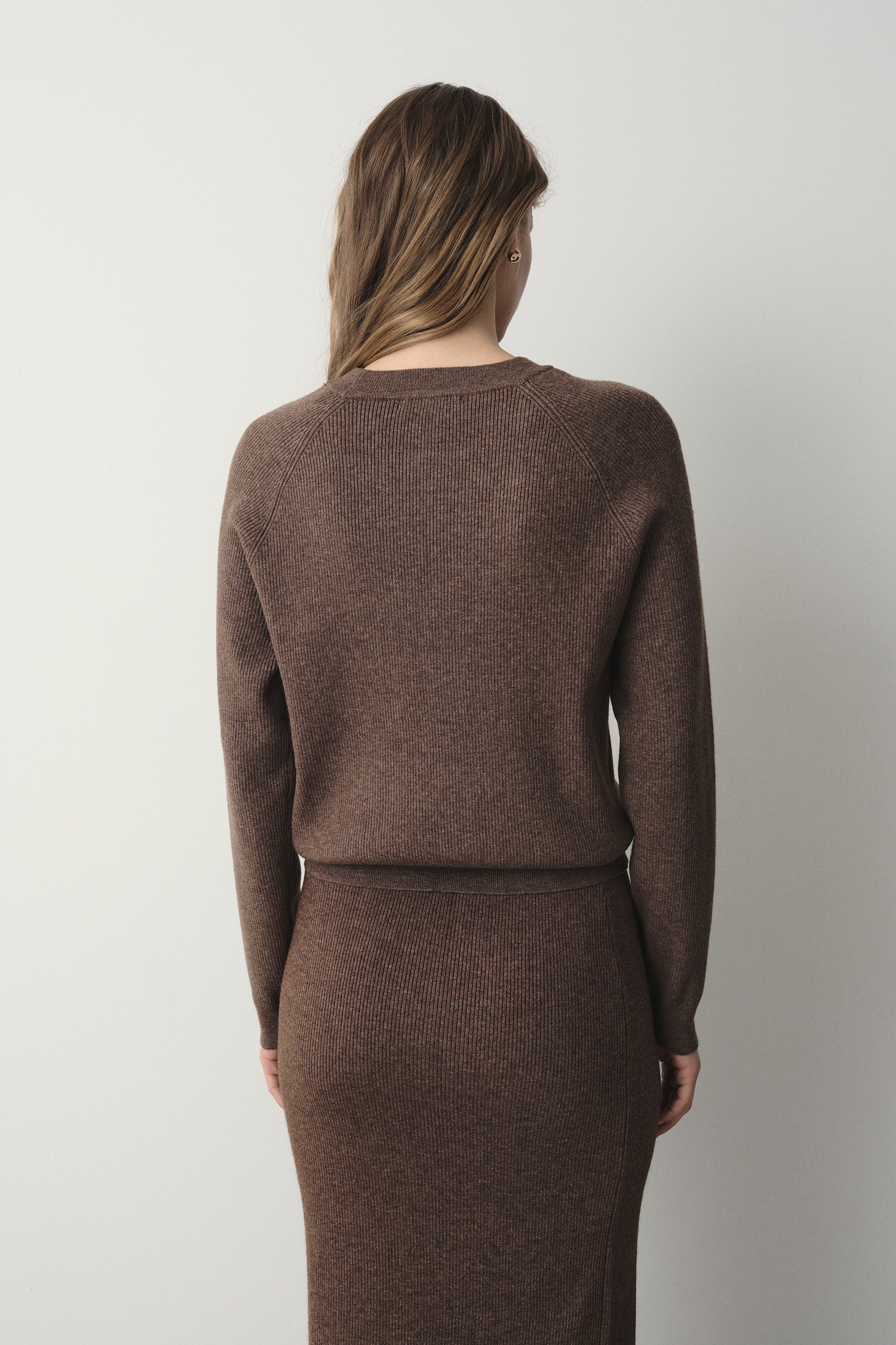 Dzianinowy sweter w kawowym odcieniu brązu
