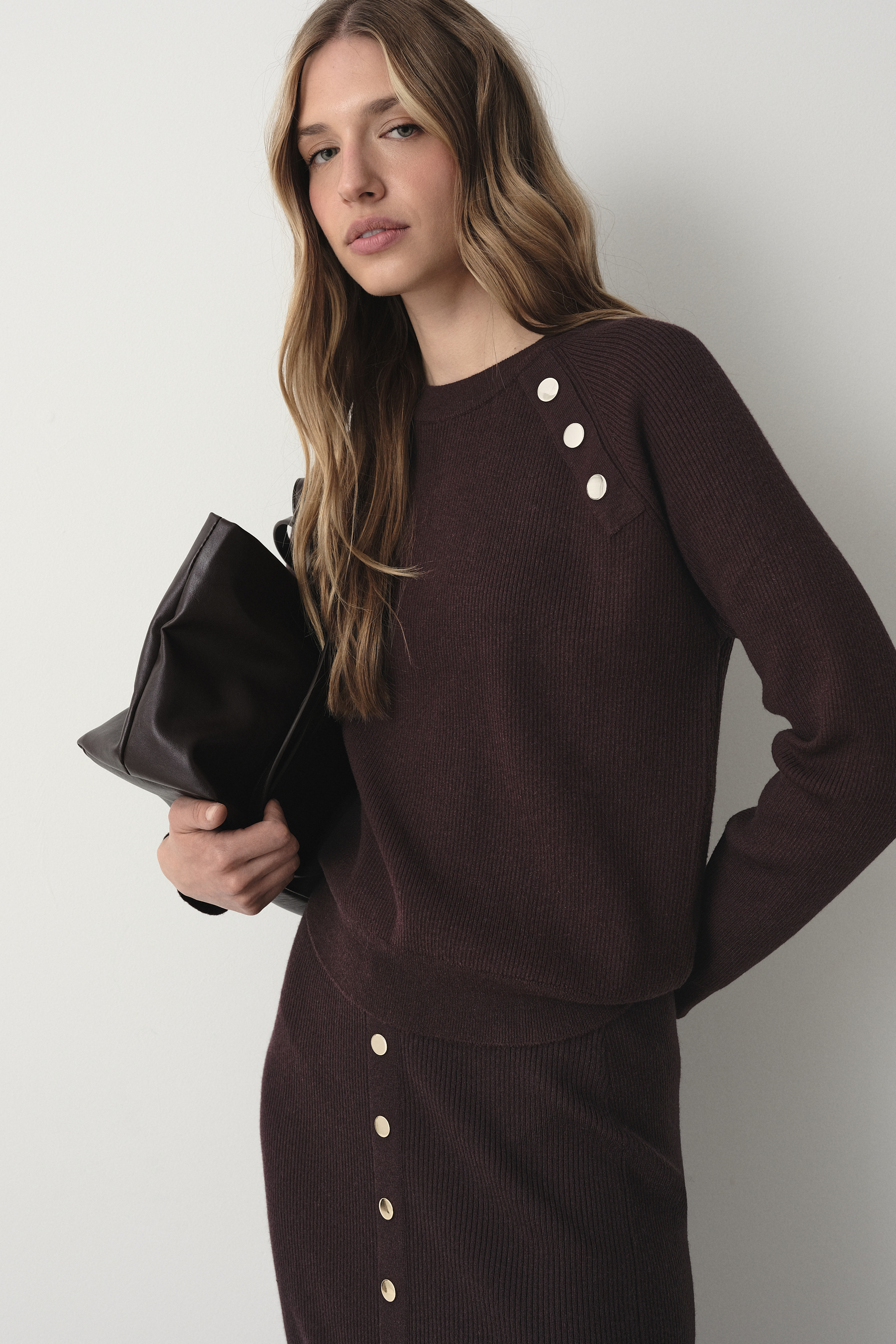 Dzianinowy sweter w czekoladowym odcieniu brązu