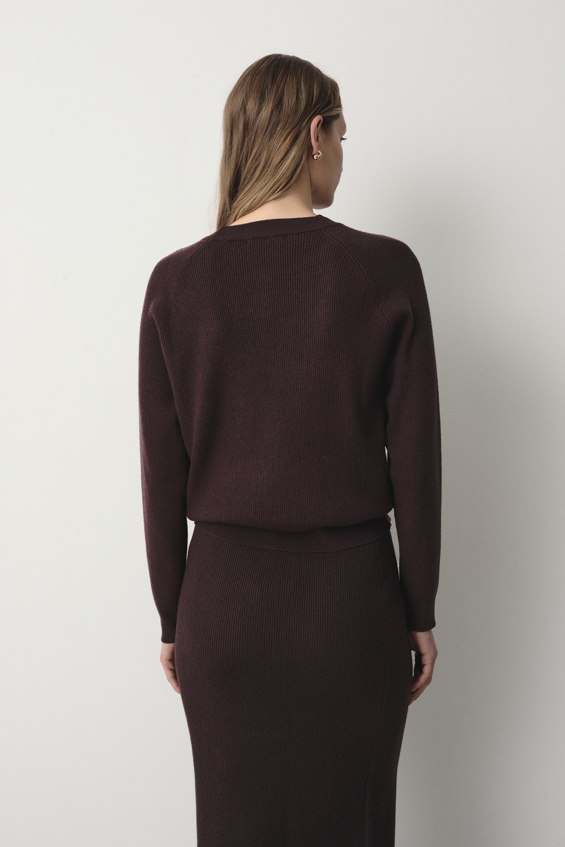 Dzianinowy sweter w czekoladowym odcieniu brązu