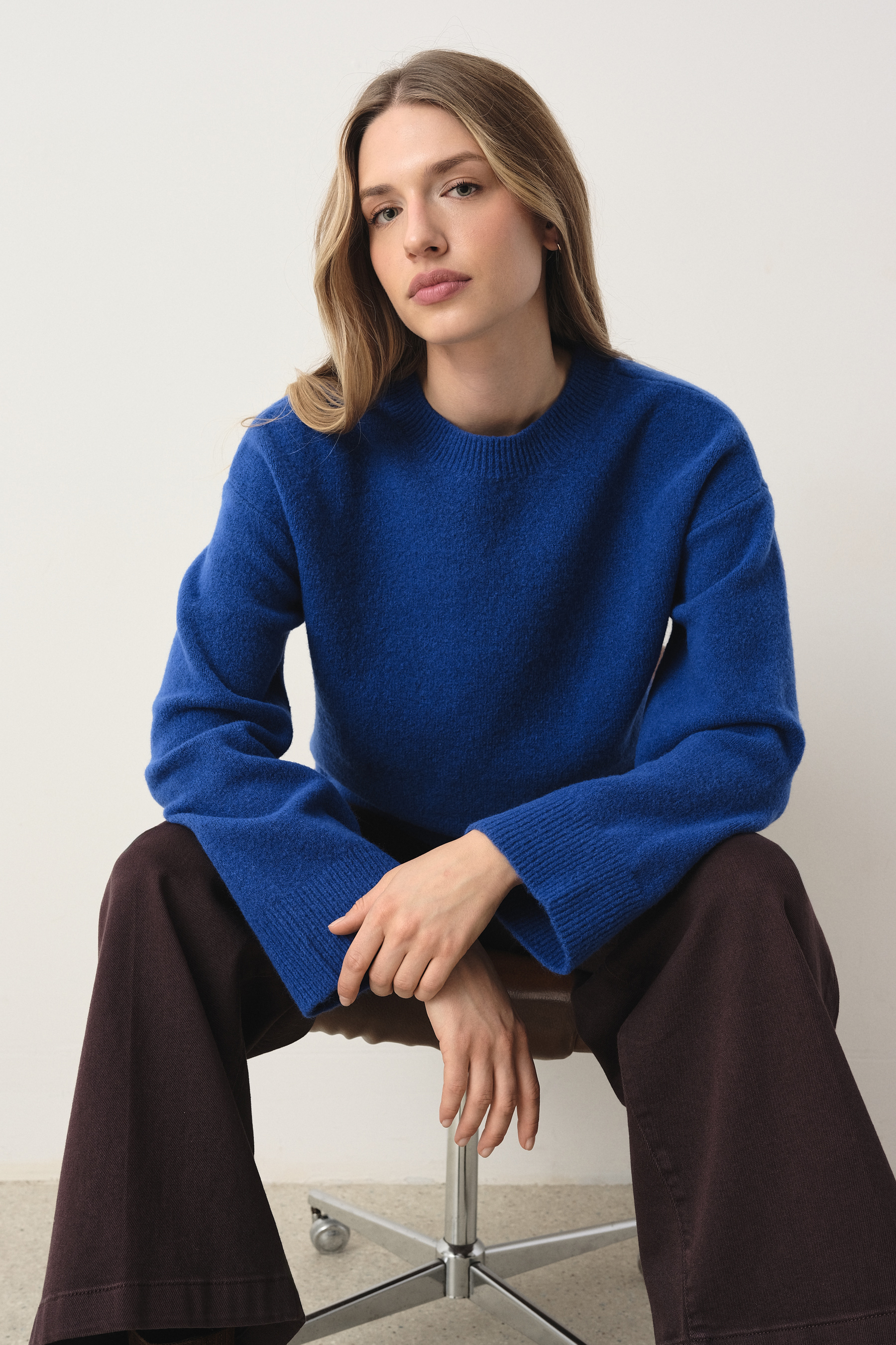 Niebieski sweter oversize