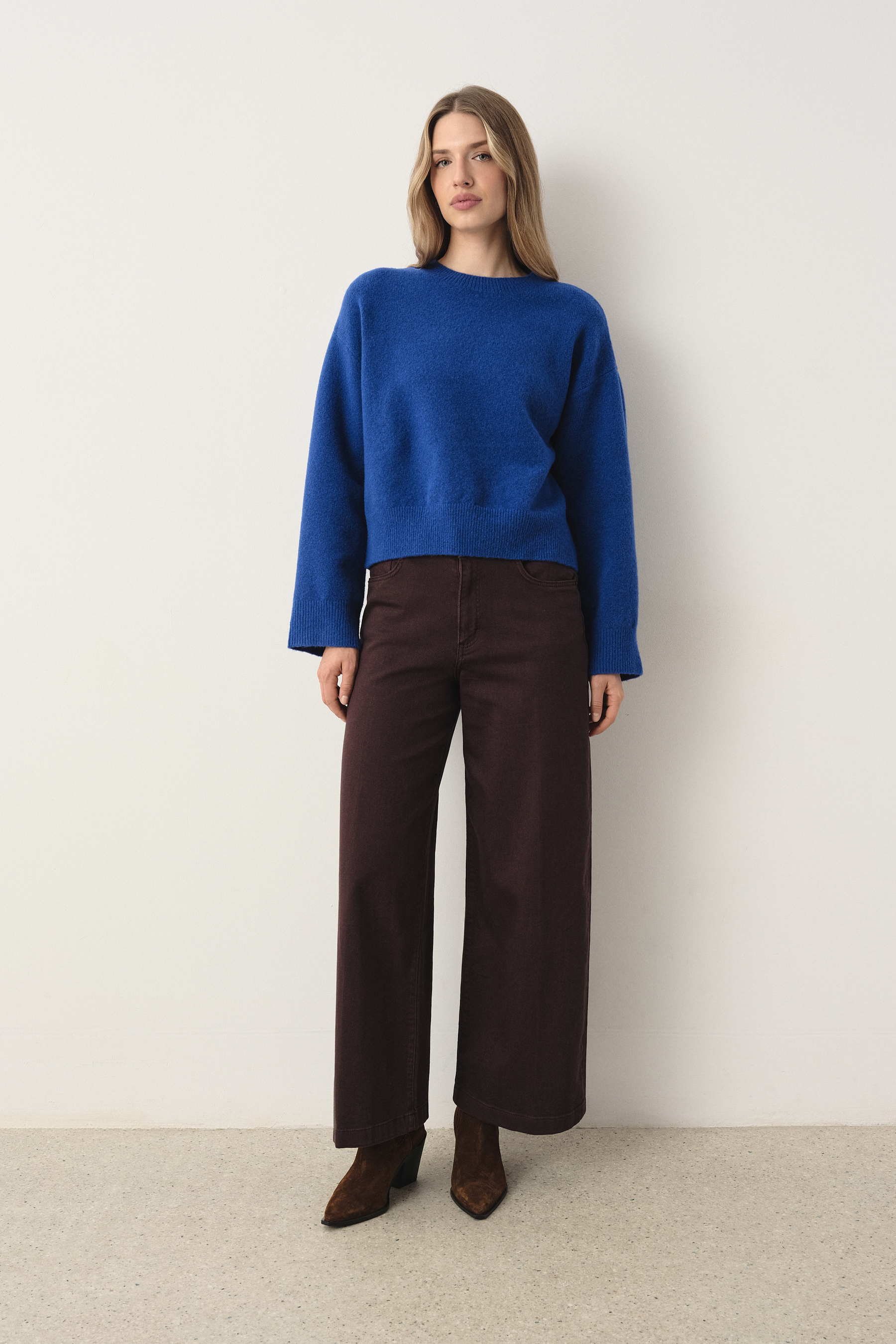 Niebieski sweter oversize