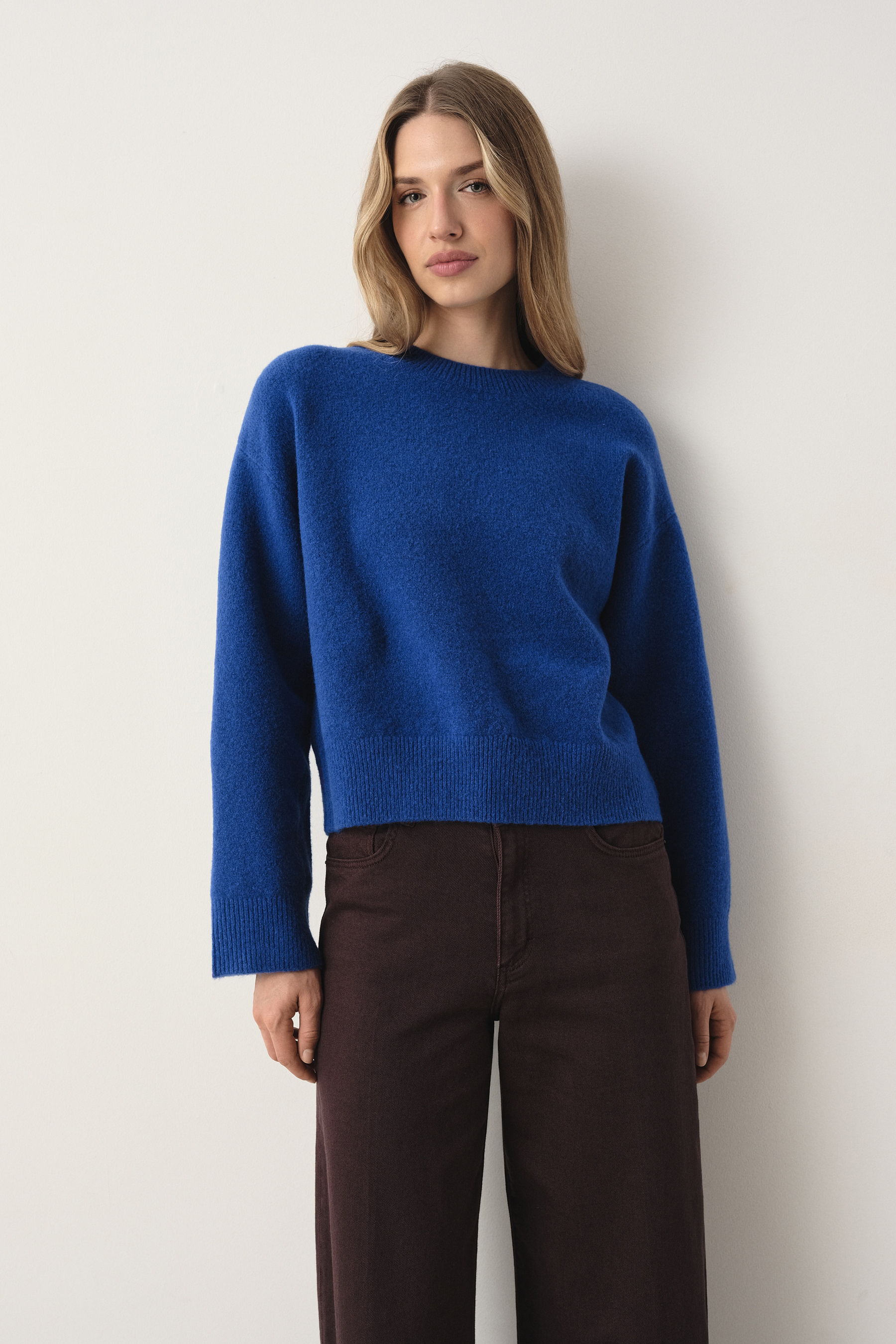 Niebieski sweter oversize