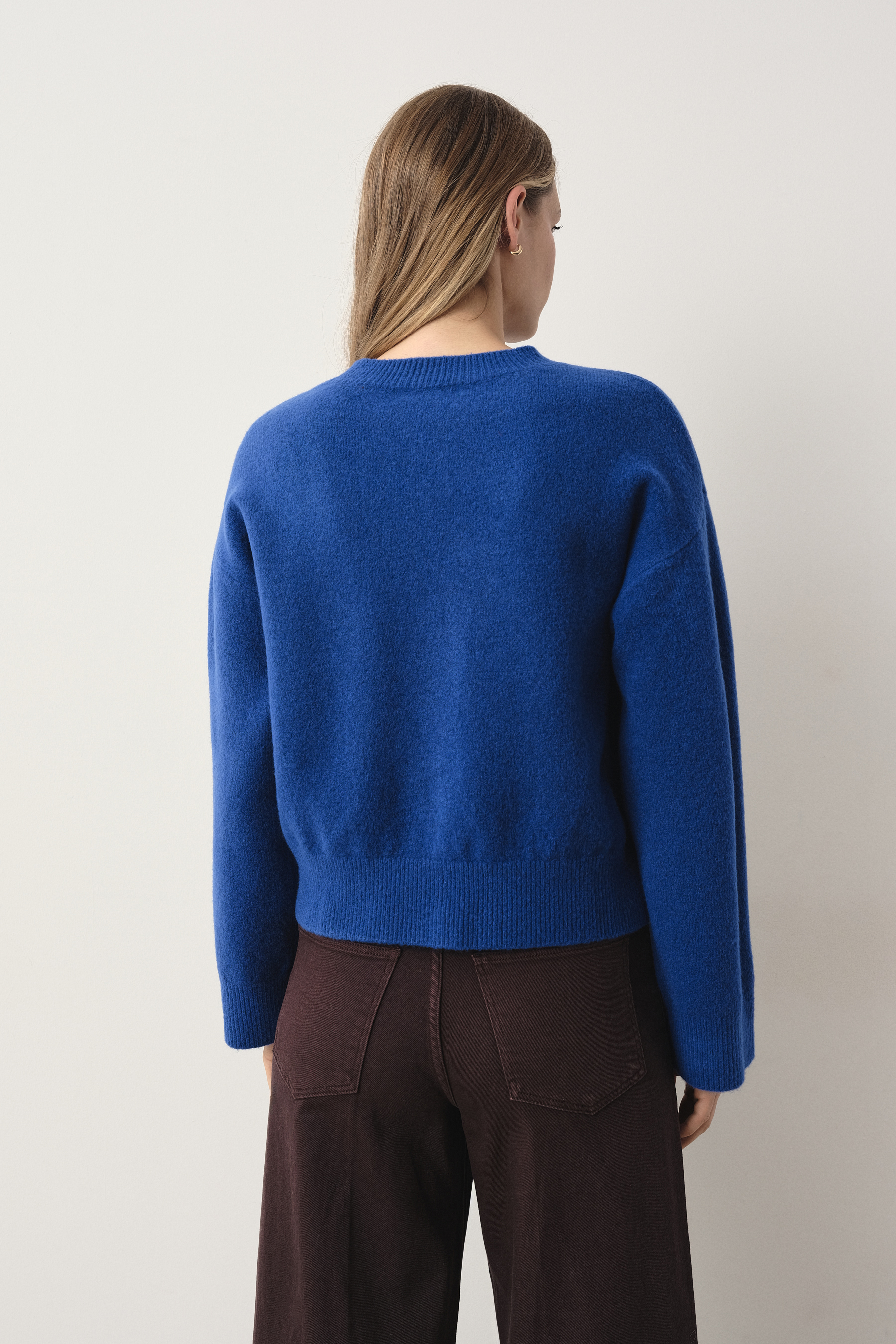 Niebieski sweter oversize