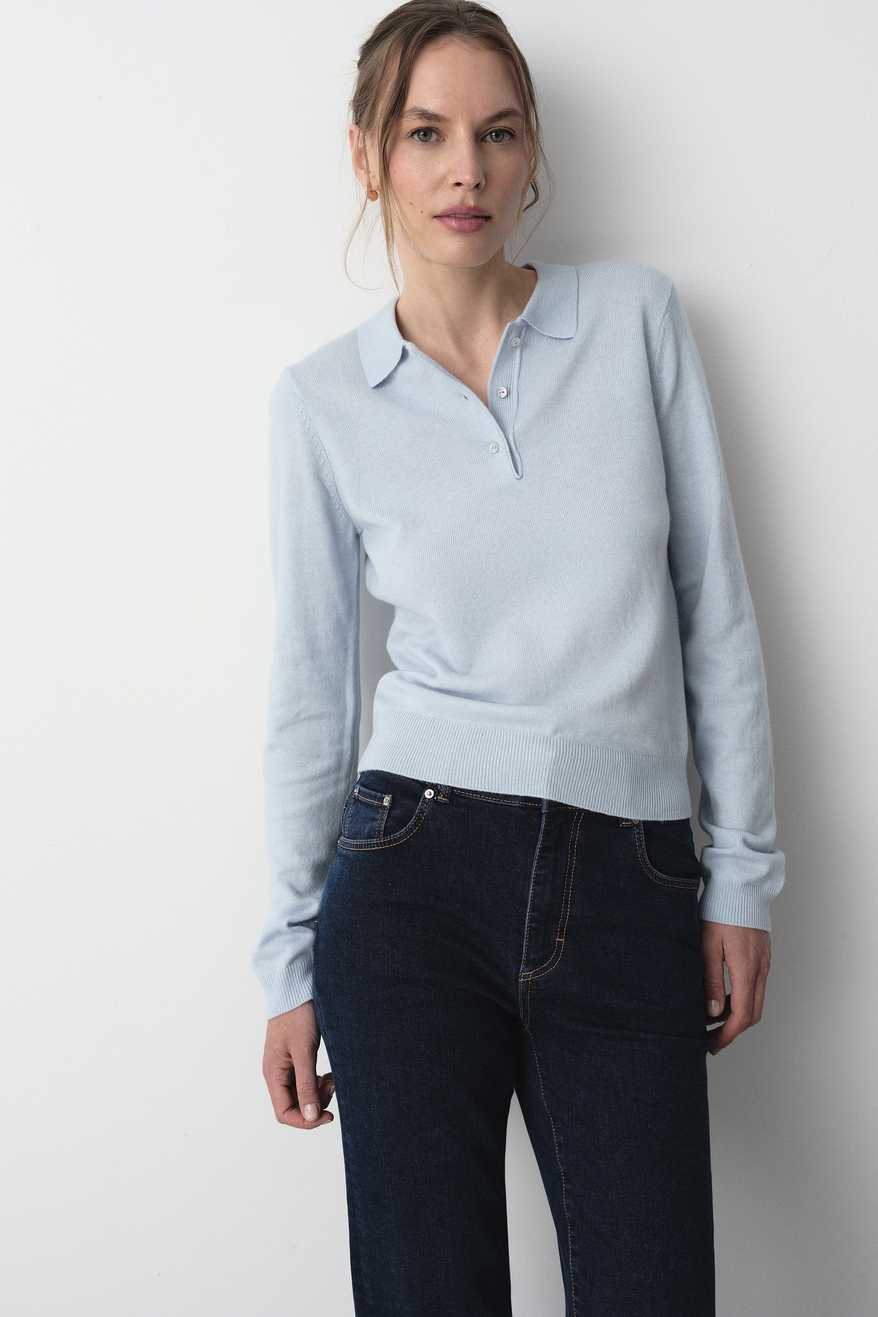 Sweter z kołnierzykiem w kolorze baby blue