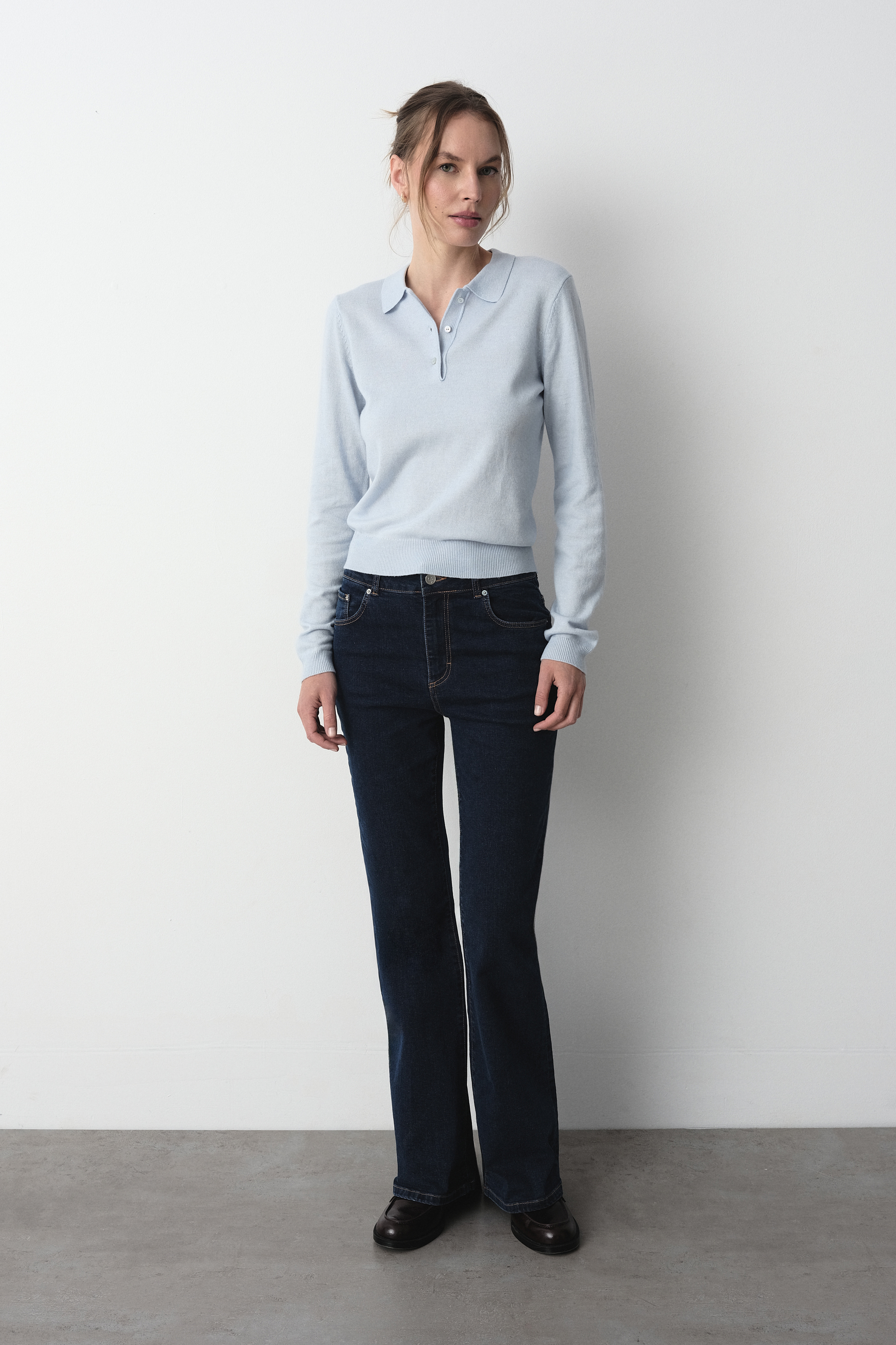 Sweter z kołnierzykiem w kolorze baby blue