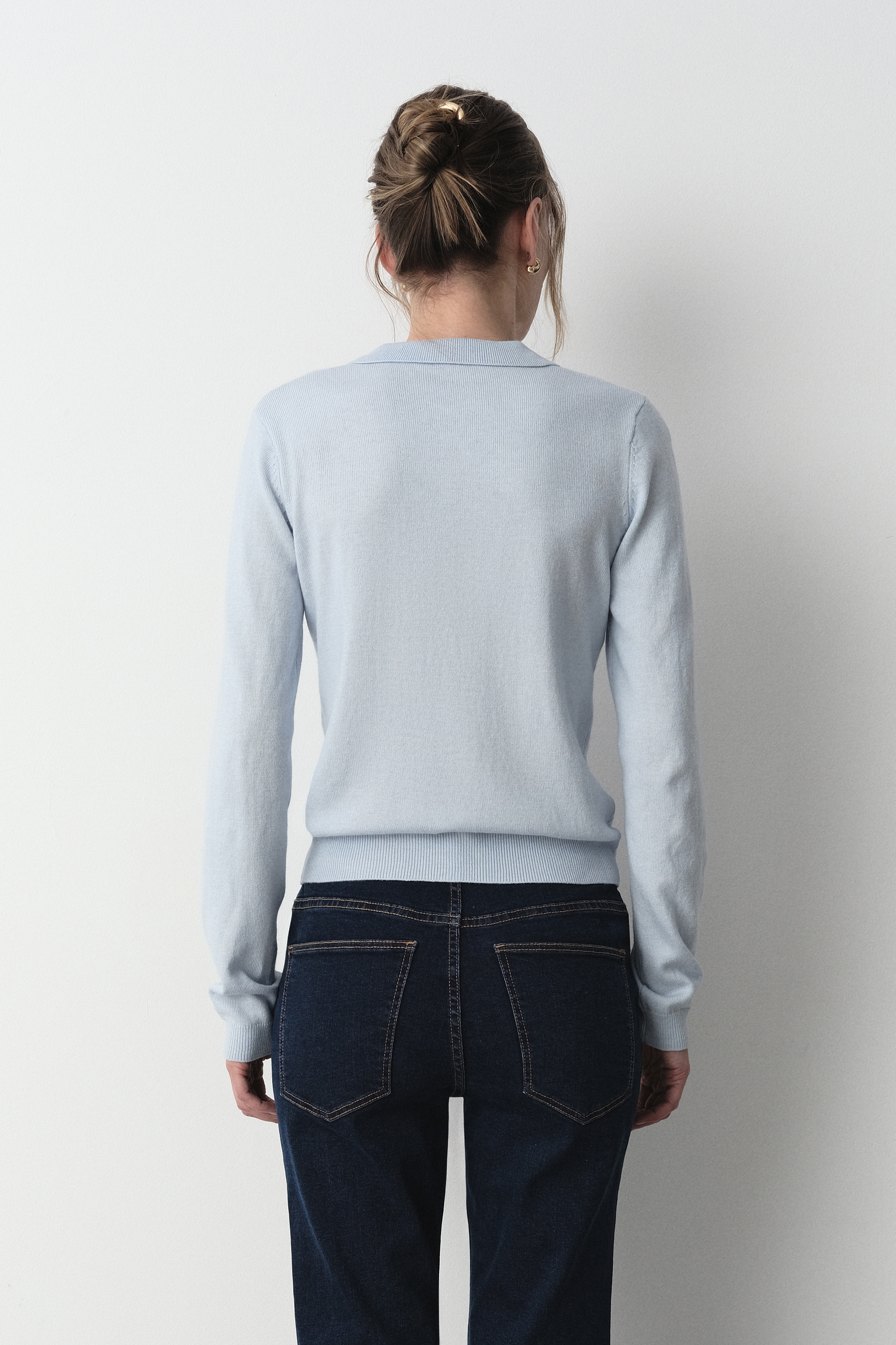 Sweter z kołnierzykiem w kolorze baby blue