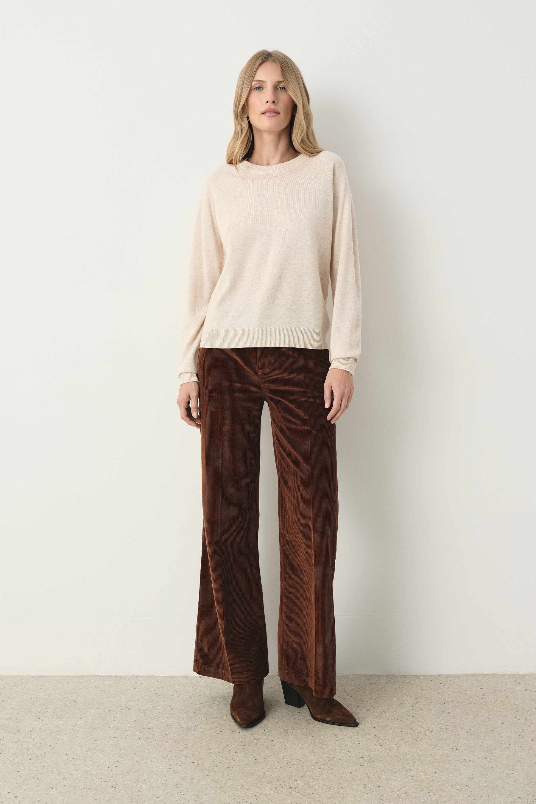 Basicowy sweter w kremowym kolorze