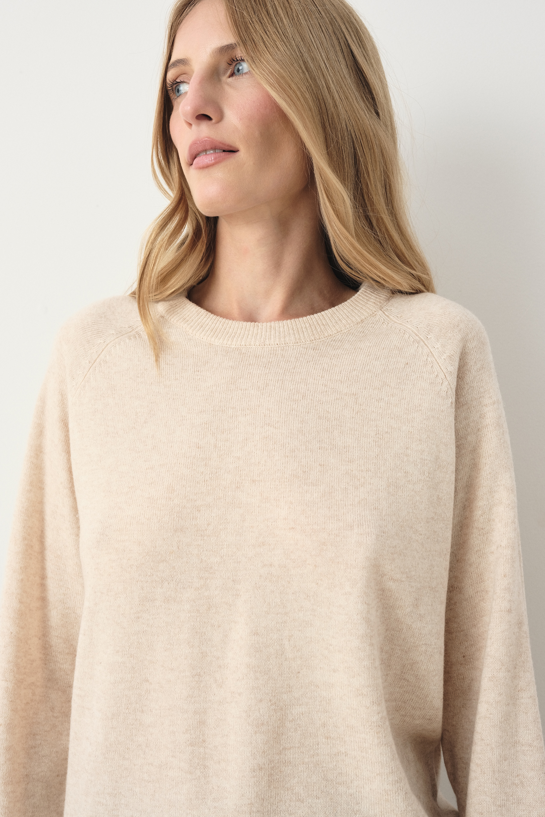 Basicowy sweter w kremowym kolorze