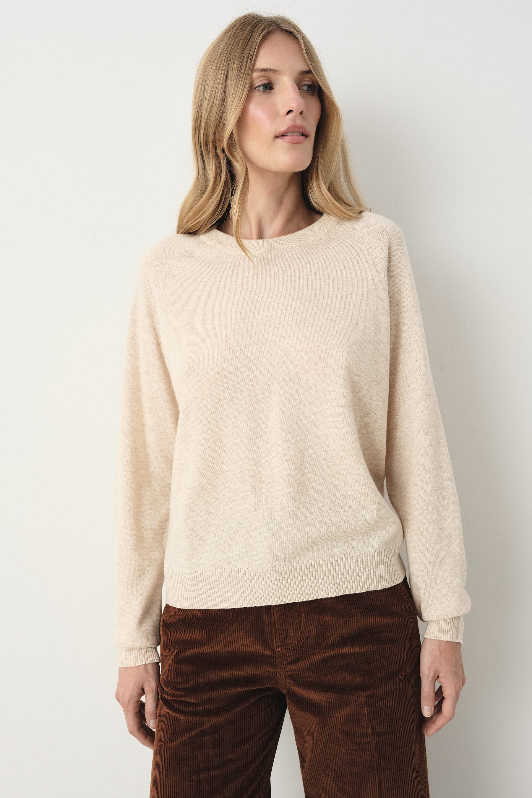 Basicowy sweter w kremowym kolorze