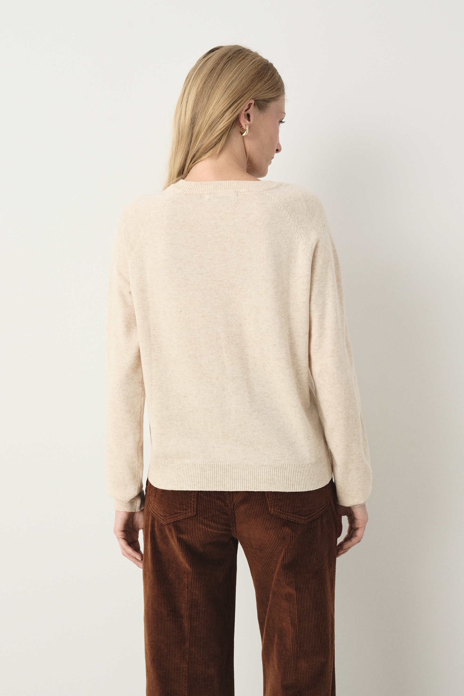 Basicowy sweter w kremowym kolorze