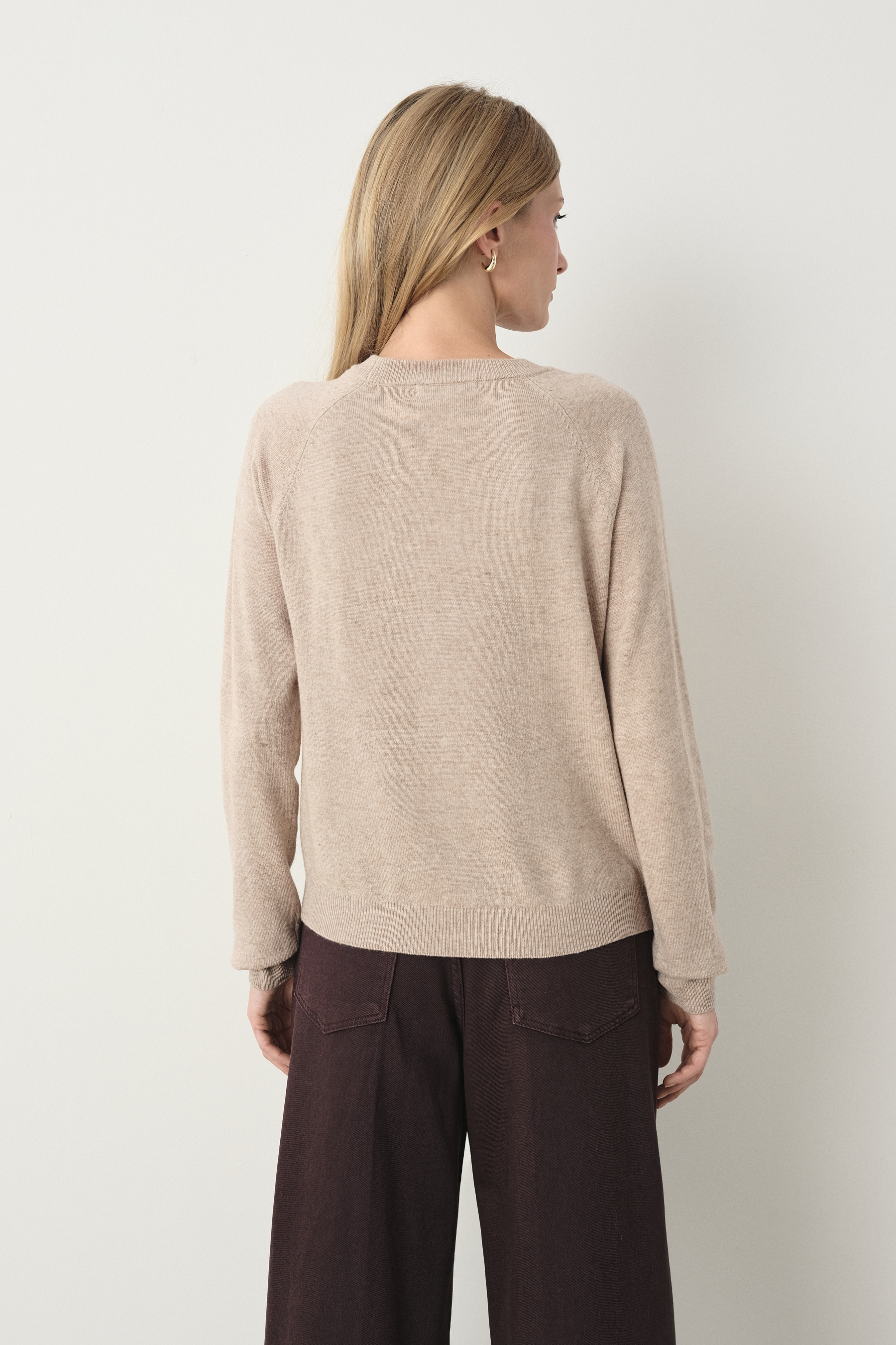 Uniwersalny jasnobeżowy sweter