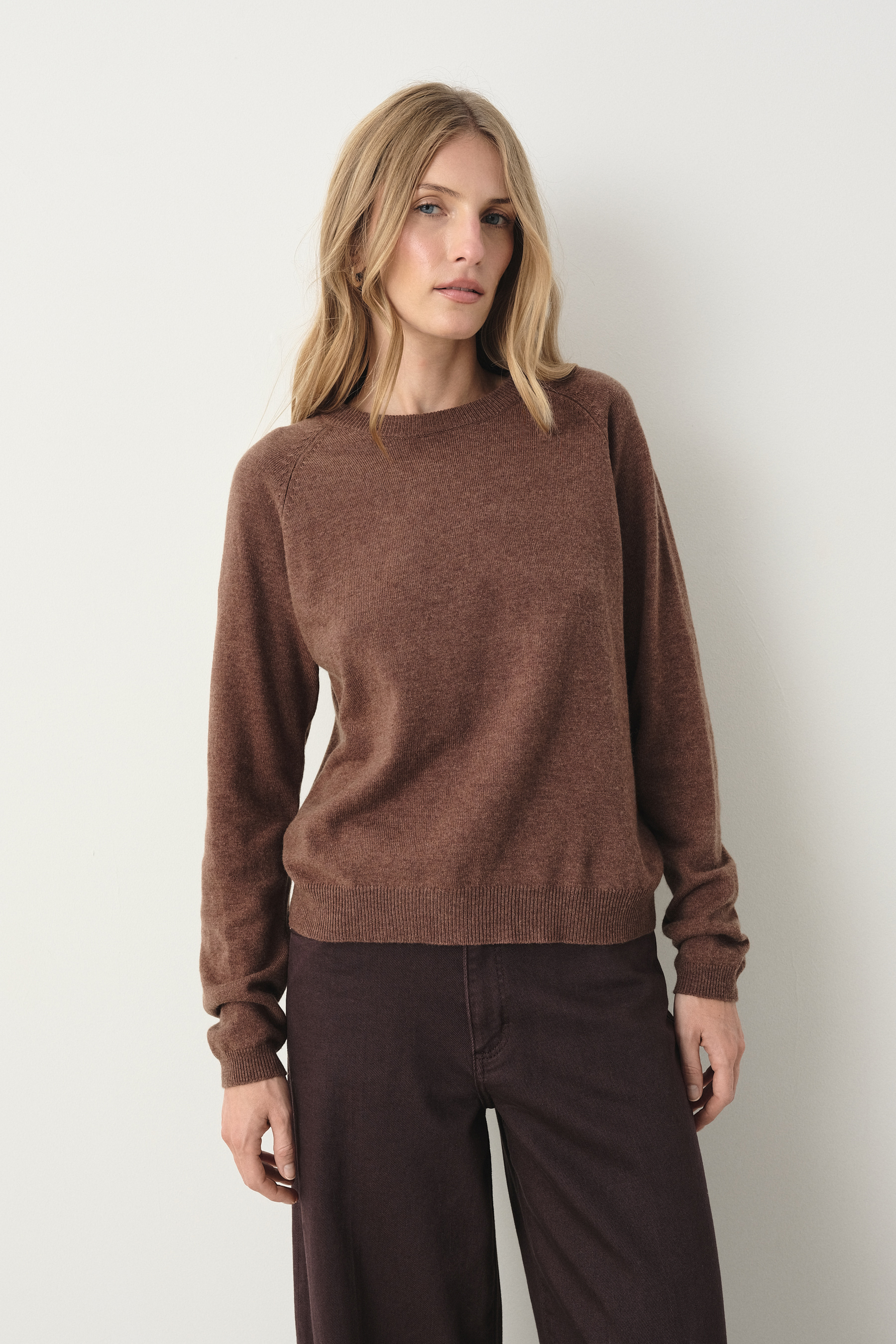Uniwersalny brązowy sweter