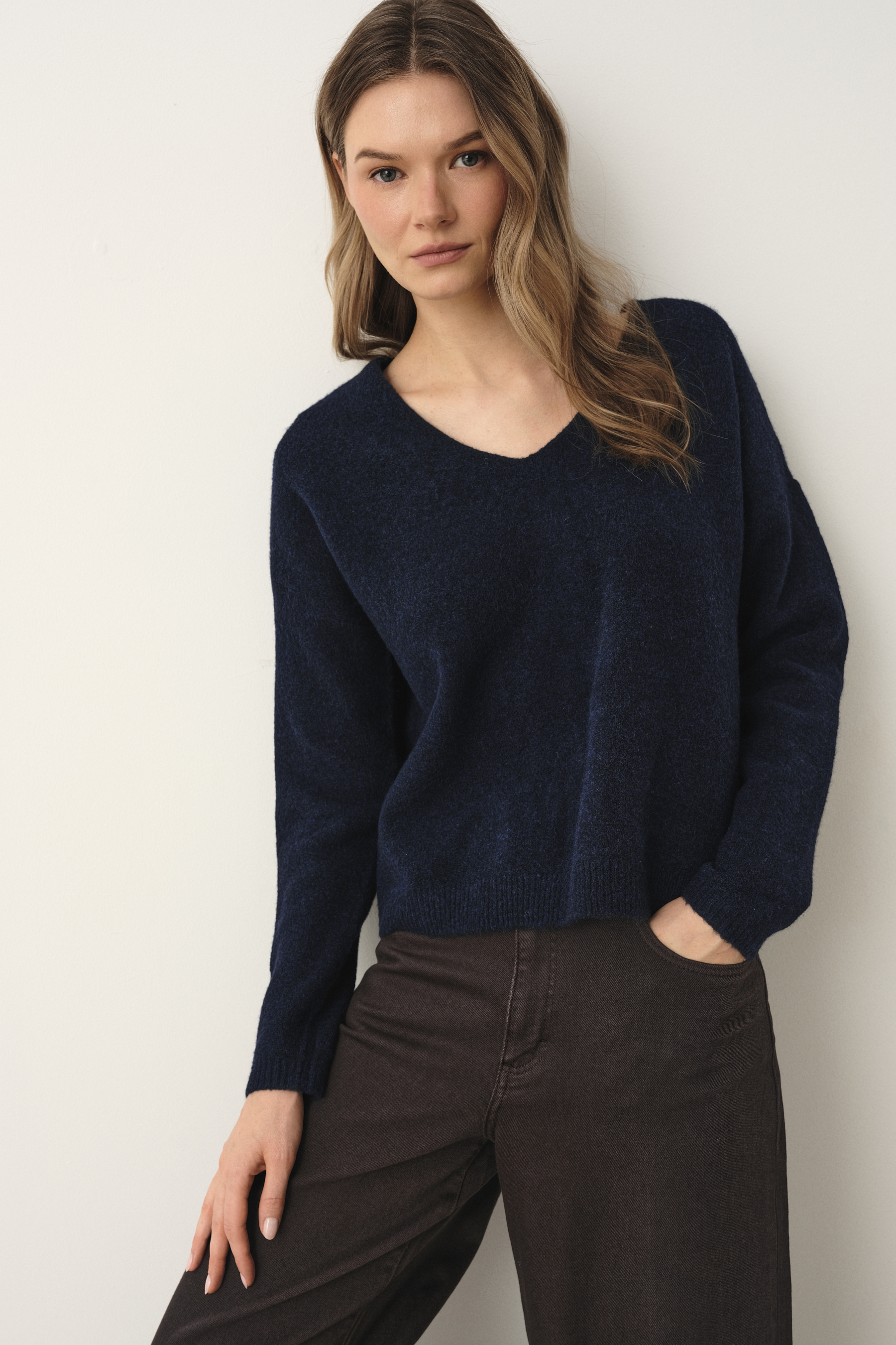 Granatowy sweter z domieszką wełny