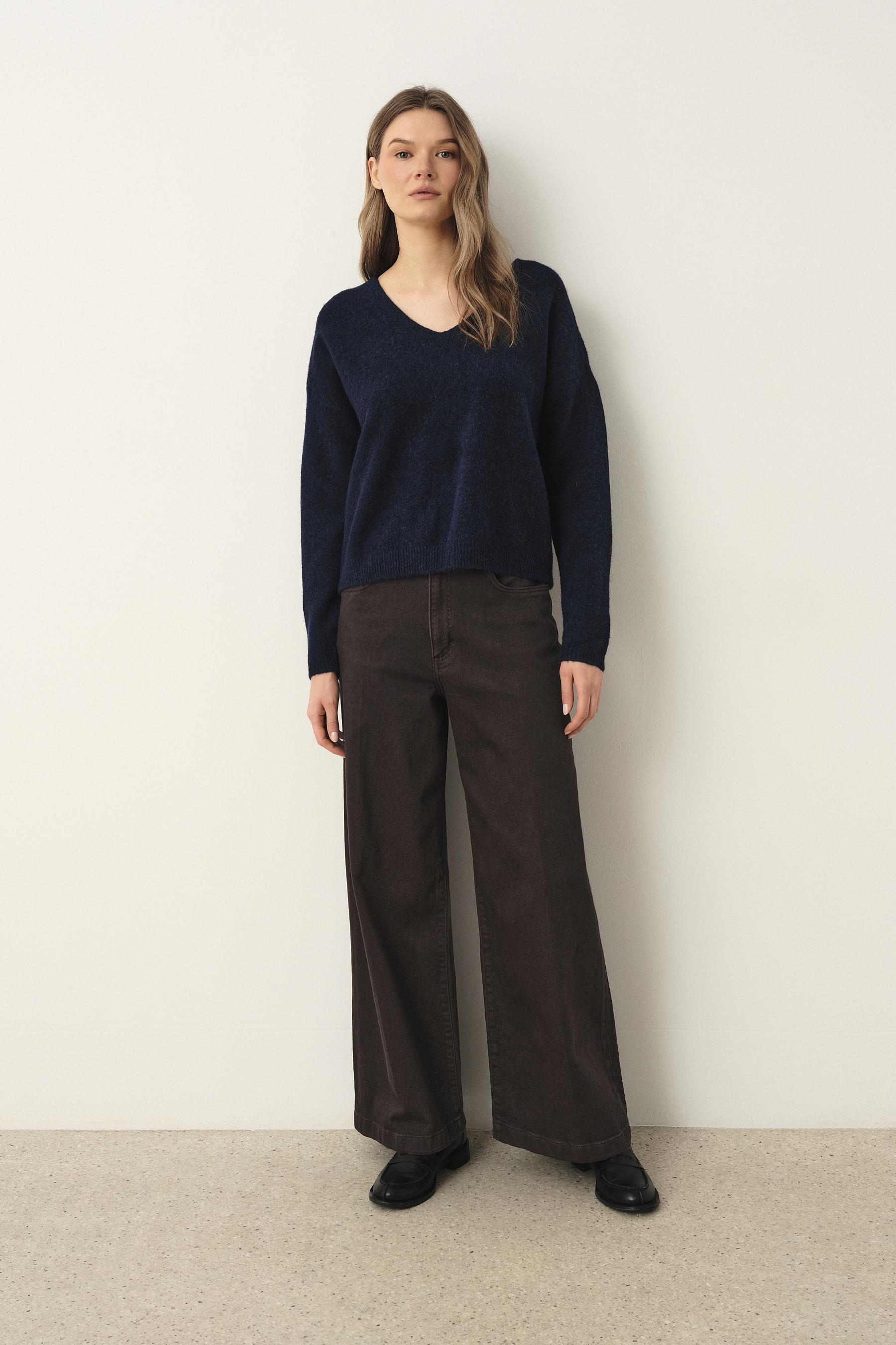 Granatowy sweter z domieszką wełny