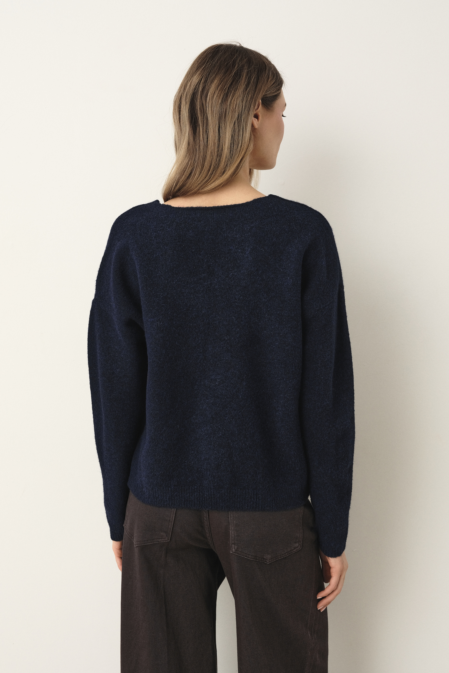 Granatowy sweter z domieszką wełny