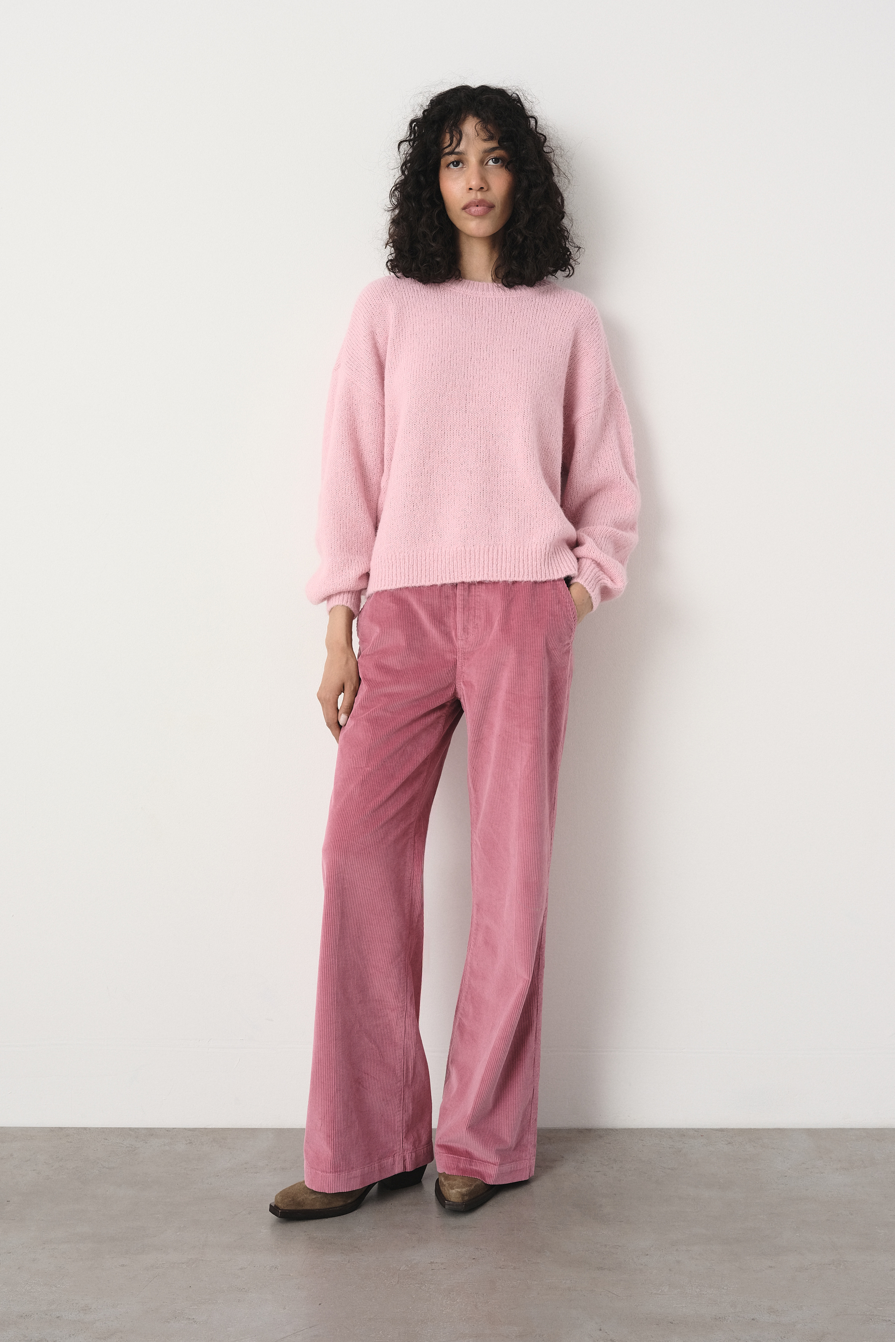 Basicowy sweter w pastelowym odcieniu różu