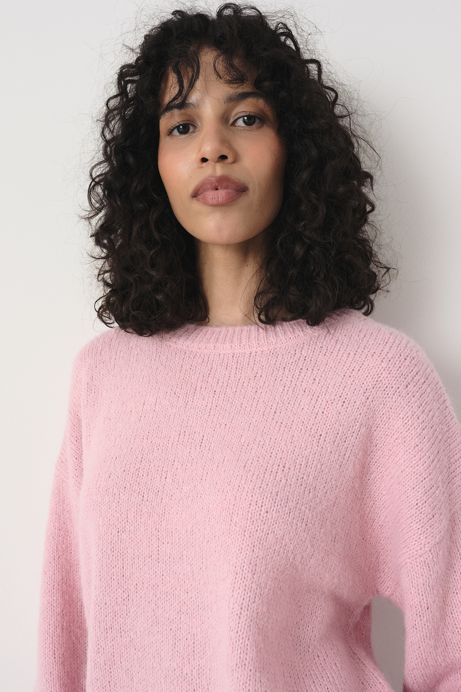 Basicowy sweter w pastelowym odcieniu różu