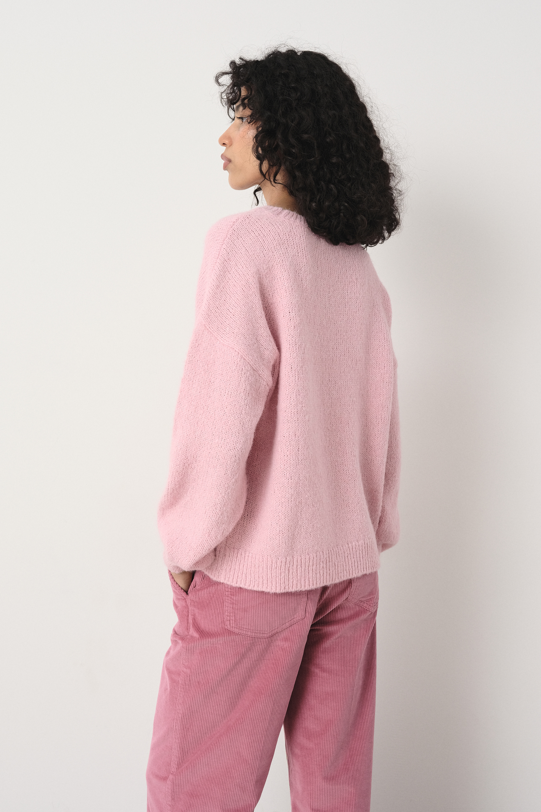 Basicowy sweter w pastelowym odcieniu różu