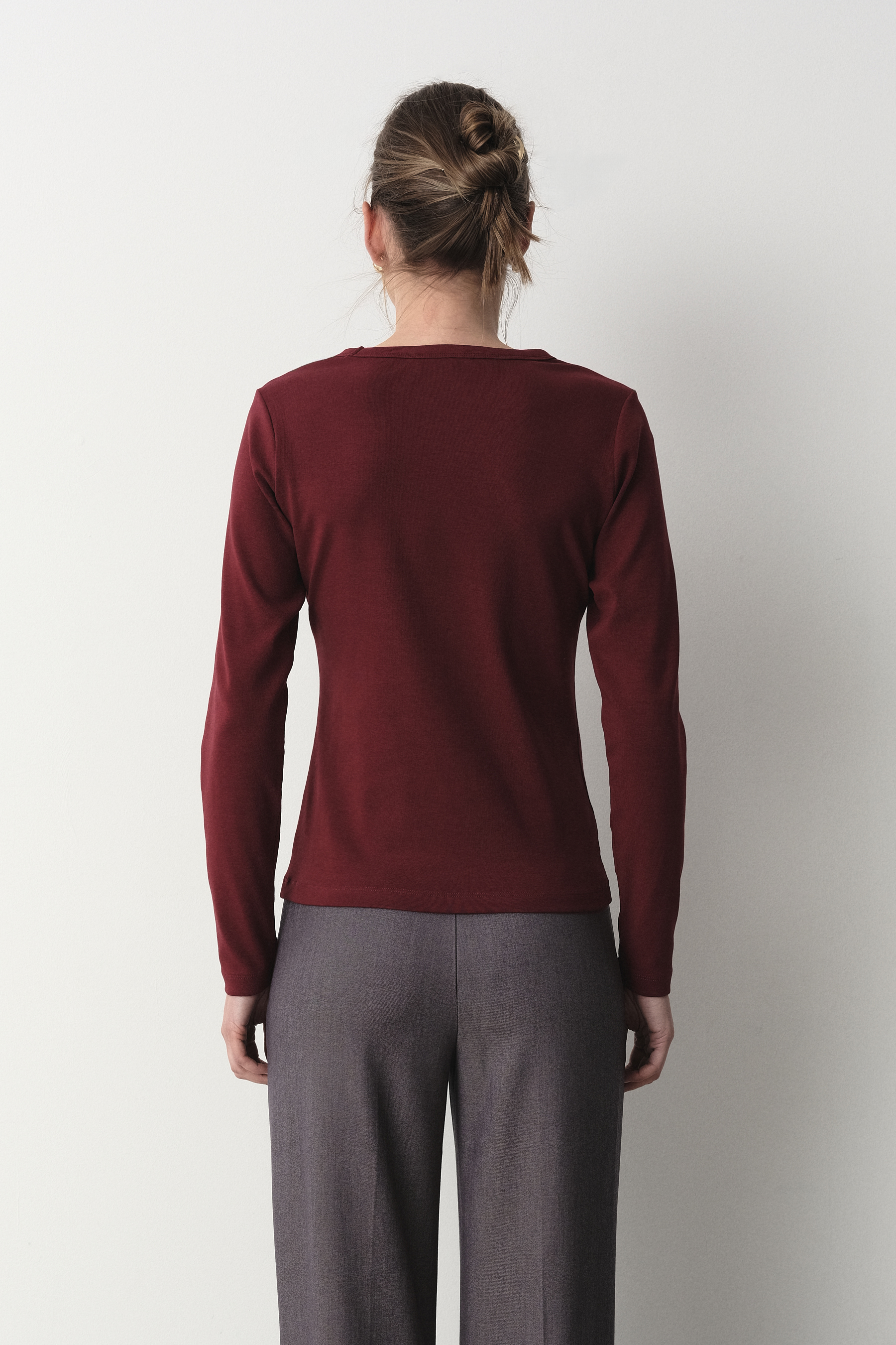 Bordowy longsleeve w stylu basic