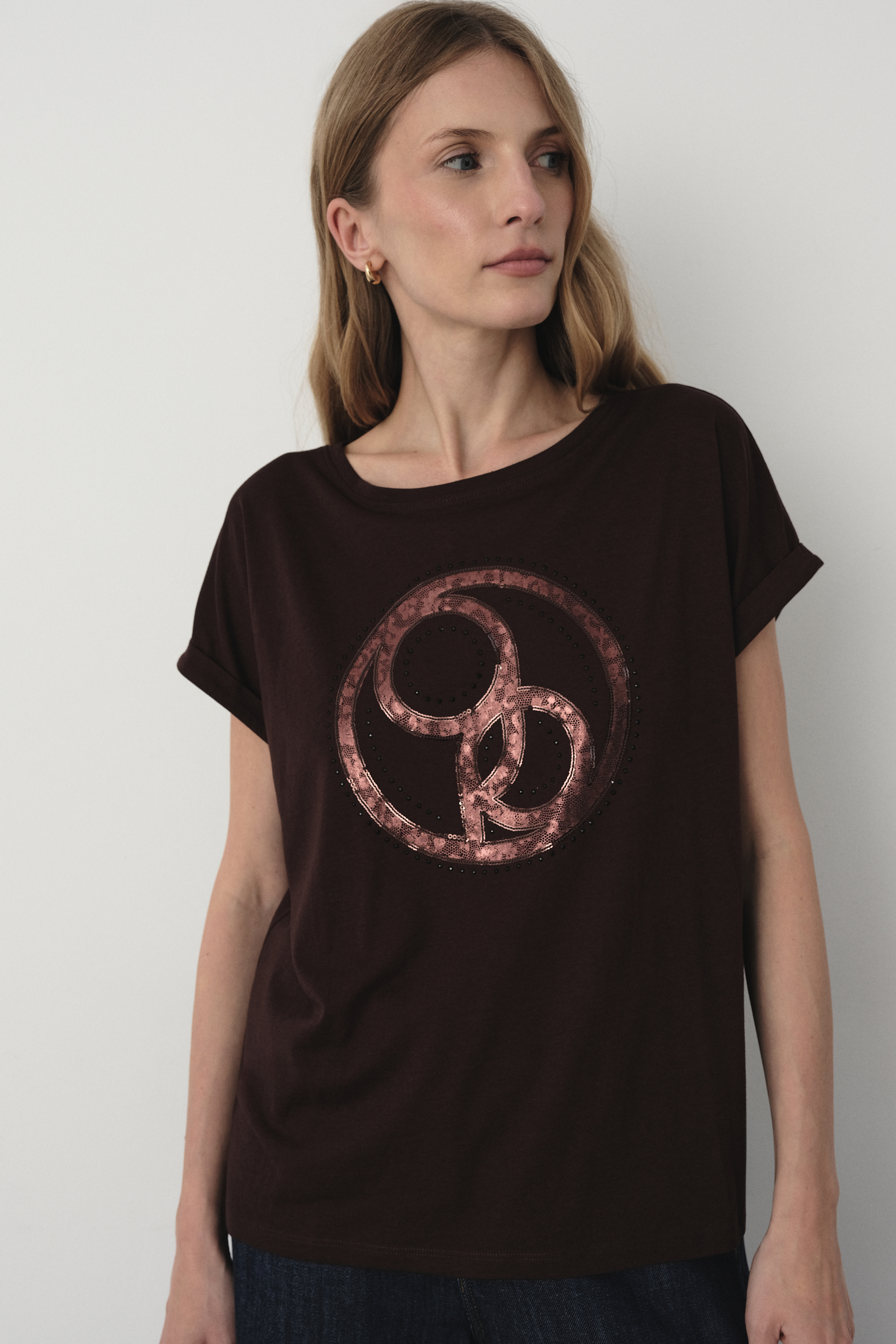 Brązowy t-shirt z grafiką na przodzie