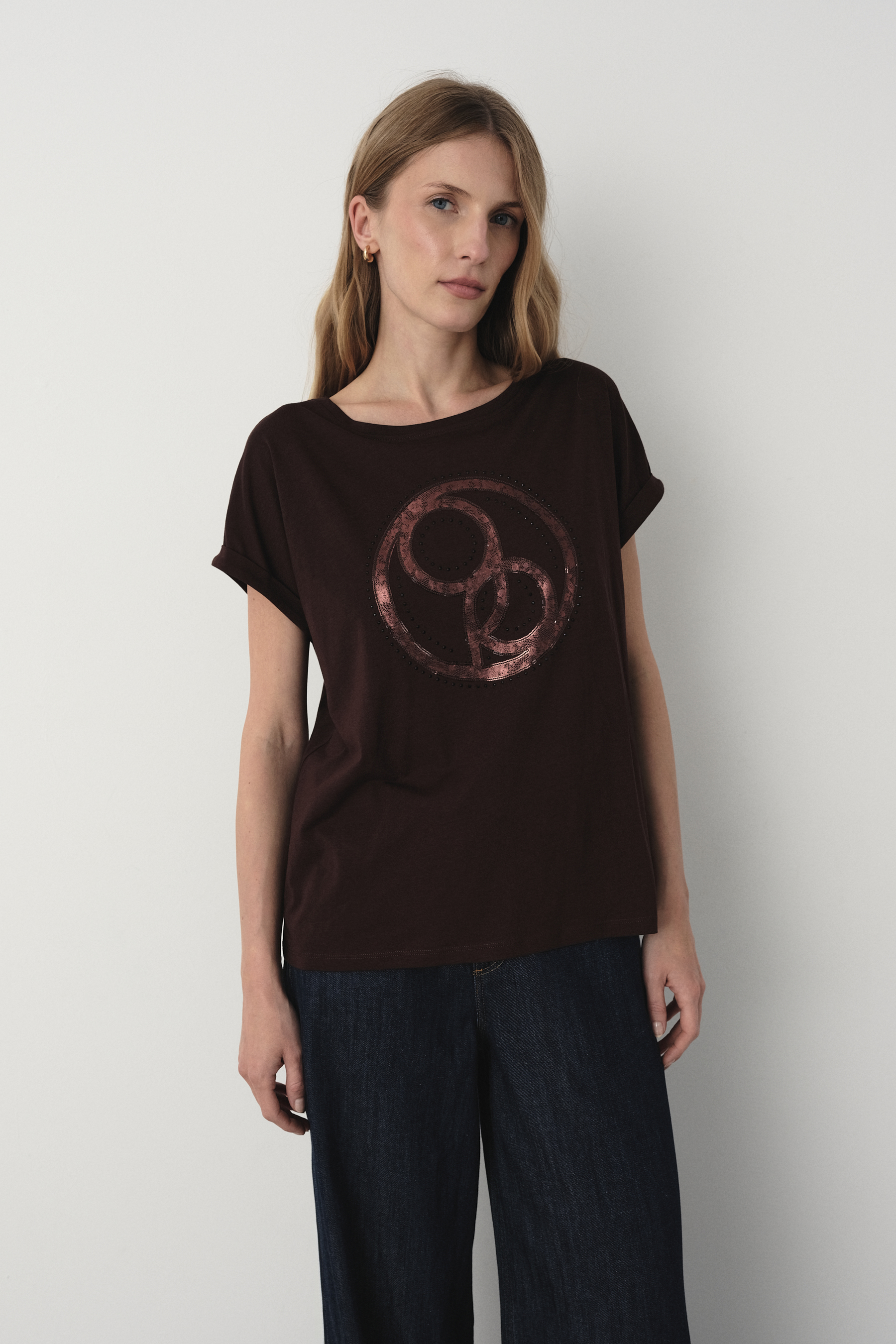 Brązowy t-shirt z grafiką na przodzie